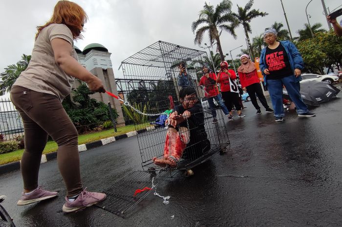 Koalisi Sipil untuk UU PRT menggelar aksi teatrikal di depan gedung Dewan Perwakilan Rakyat (DPR) 