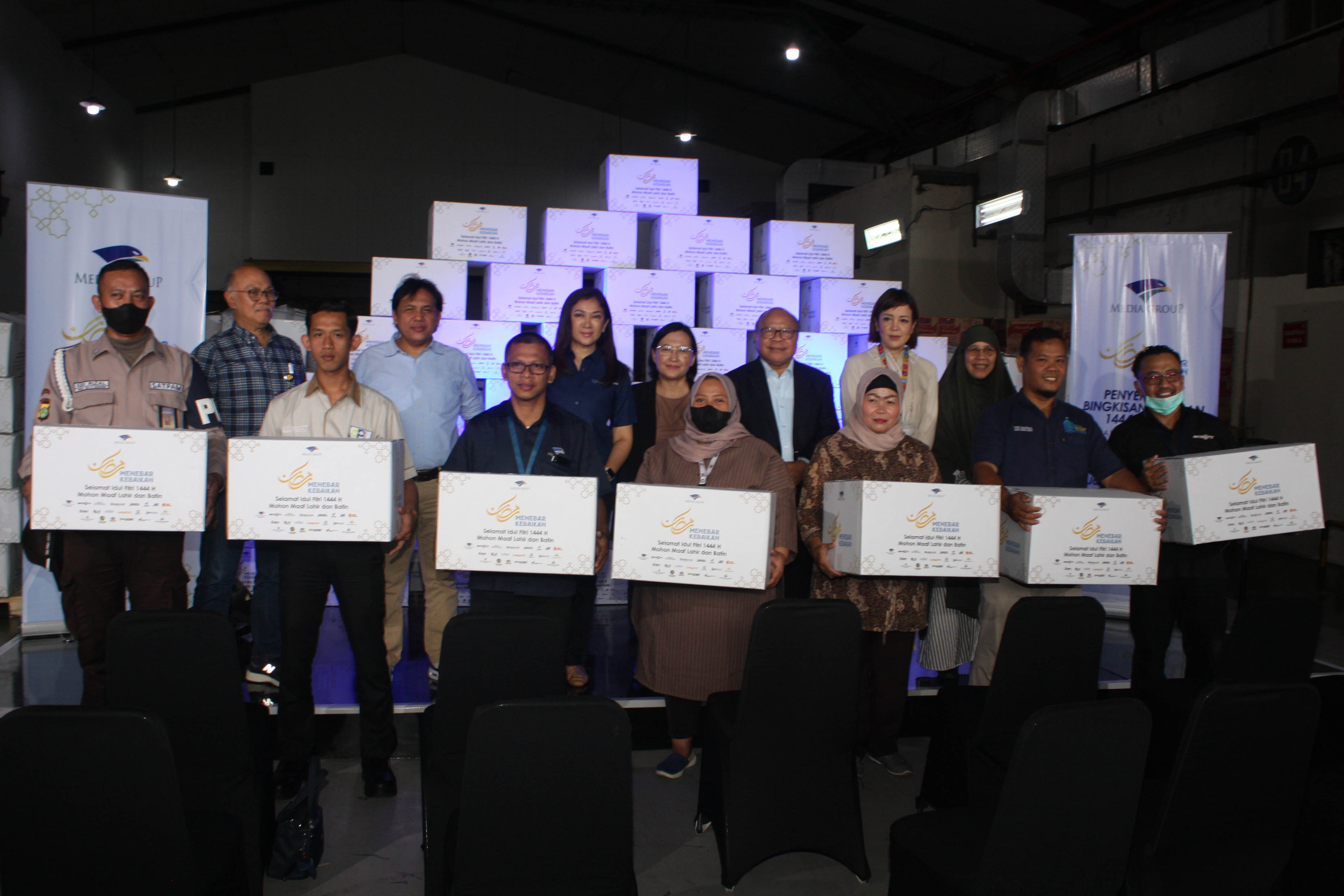 Presiden Direktur Metro TV Don Bosco Selamun (jas hitam) secara simbolis menyerahkan parsel Idulftri 1444 H untuk karyawan Media Group.