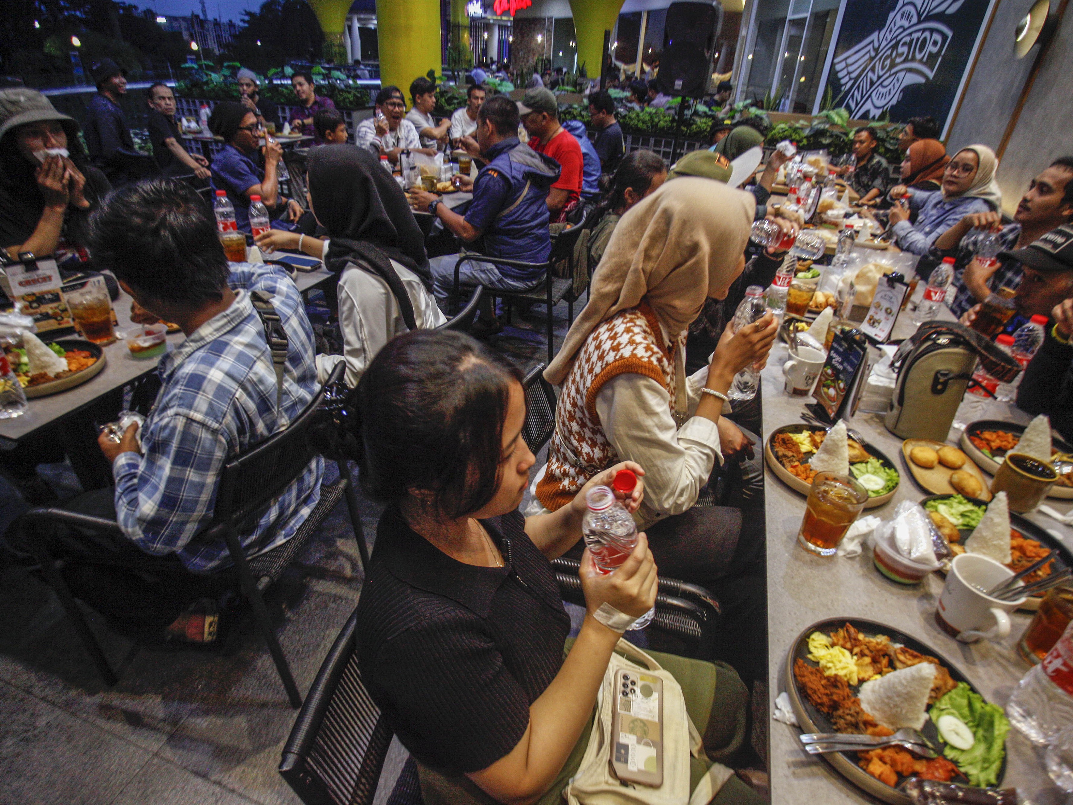 Pengunjung berbuka puasa di Cibinong City Mall, Kabupaten Bogor, Jawa Barat, Rabu (29/3/2023).