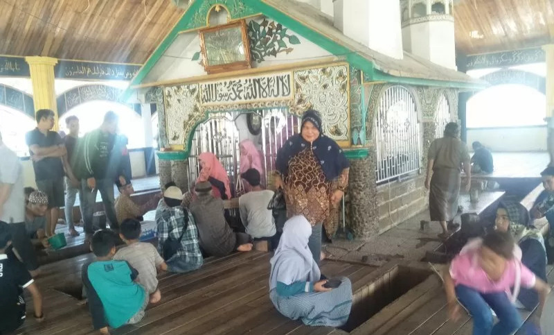 Belasan peziarah menunggu giliran masuk ke lokasi Makam Syekh Burhanuddin di Ulakan Tapakis, Kabupaten Padang Pariaman, Sumbar.