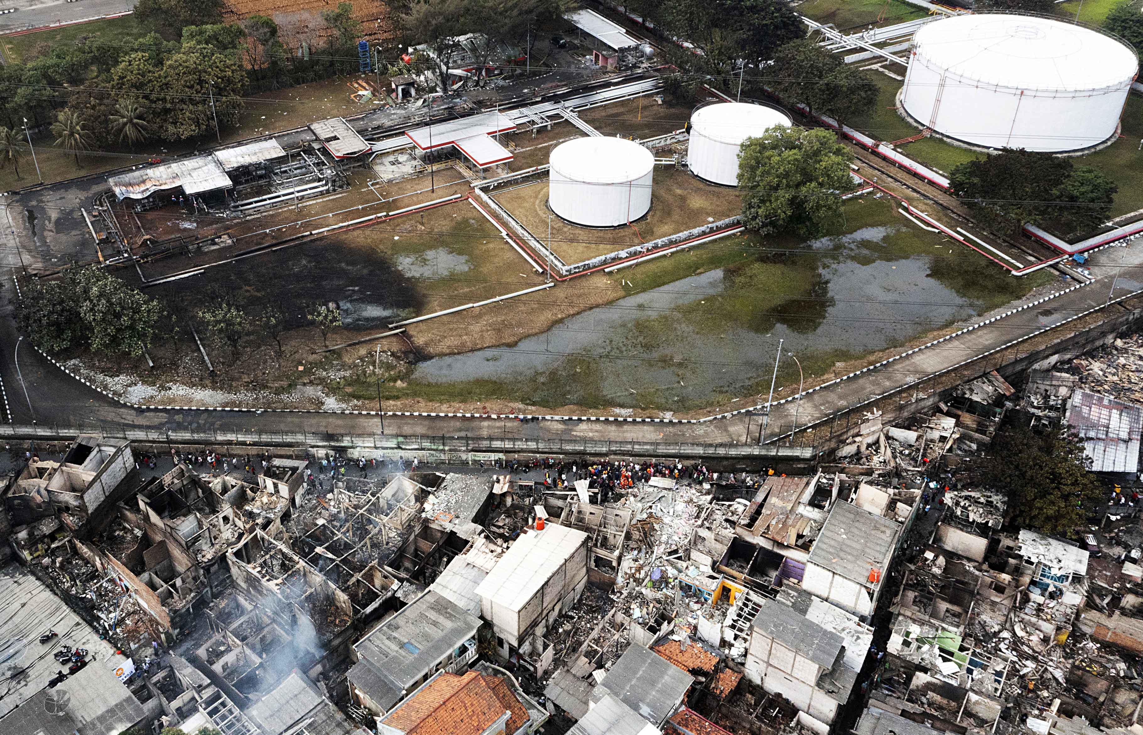 Foto udara permukiman penduduk yang hangus terbakar dampak kebakaran Depo Pertamina Plumpang