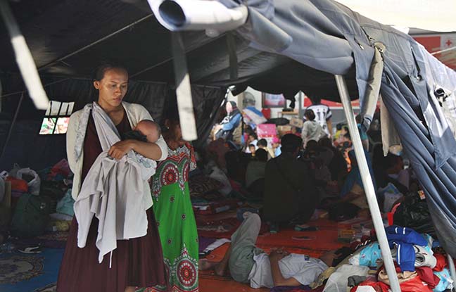 Pengungsi korban kebakaran Depo Plumpang Pertamina beraktivitas di tenda darurat di halaman Kantor PMI Jakarta Utara.