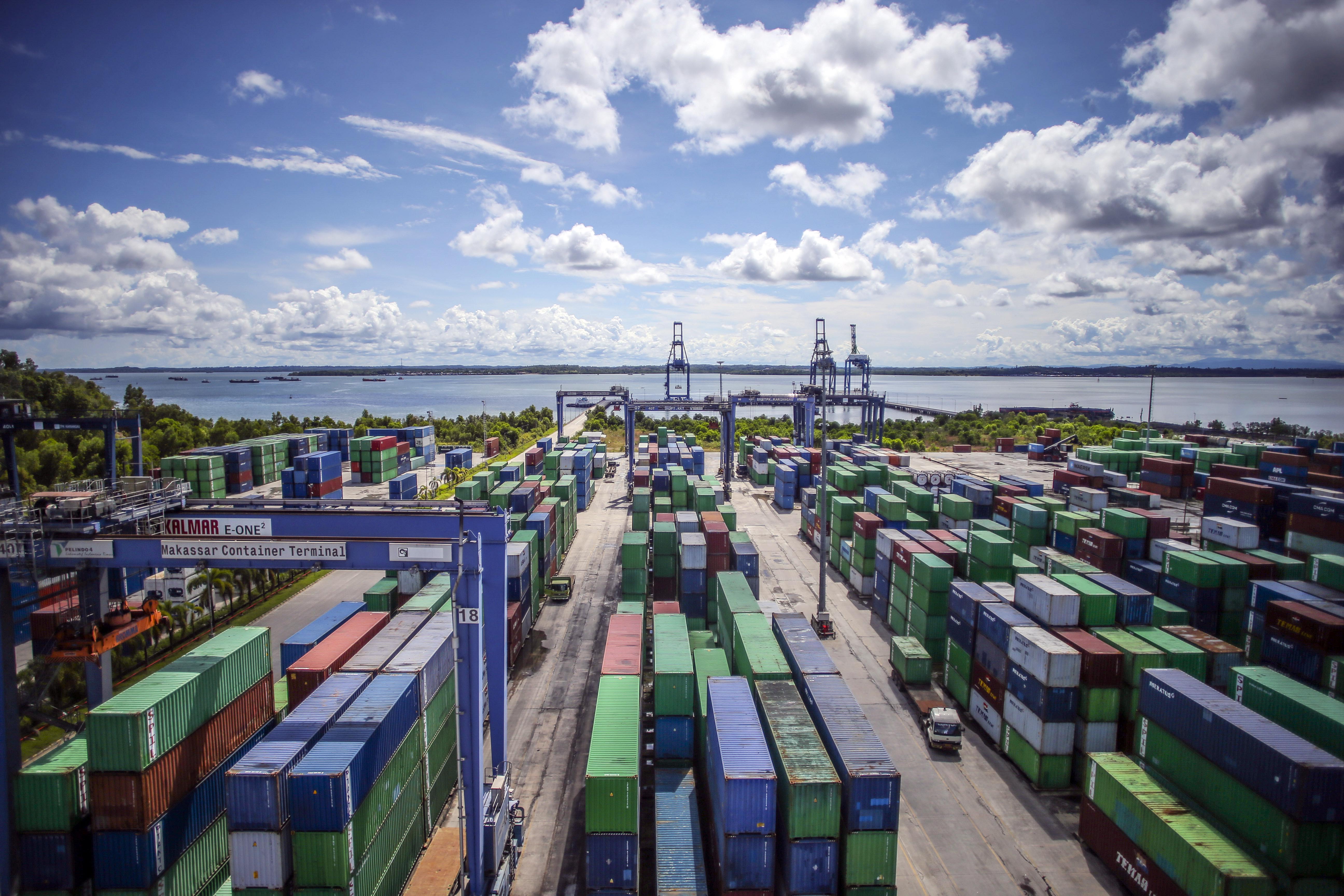 Suasana pelabuhan peti kemas Kaltim Kariangau Terminal, Balikpapan, Kalimantan Timur, Sabtu (8/10/2022).