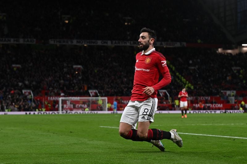 Pemain MU Bruno Fernandes melakukan selebrasi usai mencetak gol ke gawang Fulham.