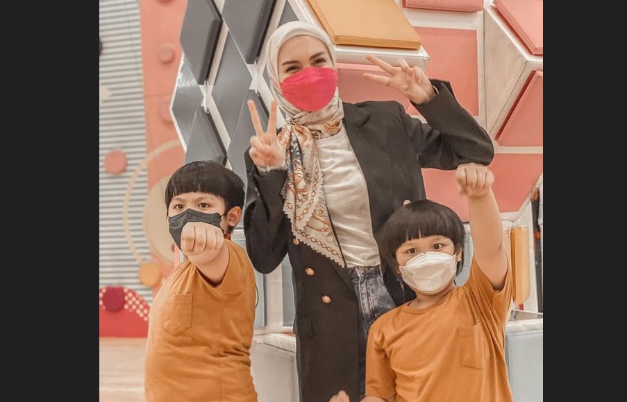 Donita bersama kedua anaknya.