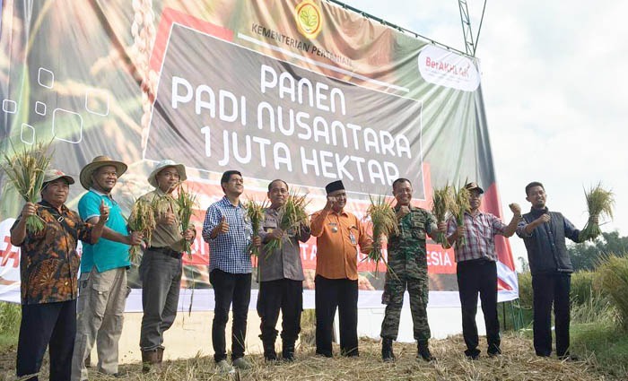 Wadir II Polbangtan Malang, Hamyana bersama Forkompimda panen raya di Kabupaten Kediri