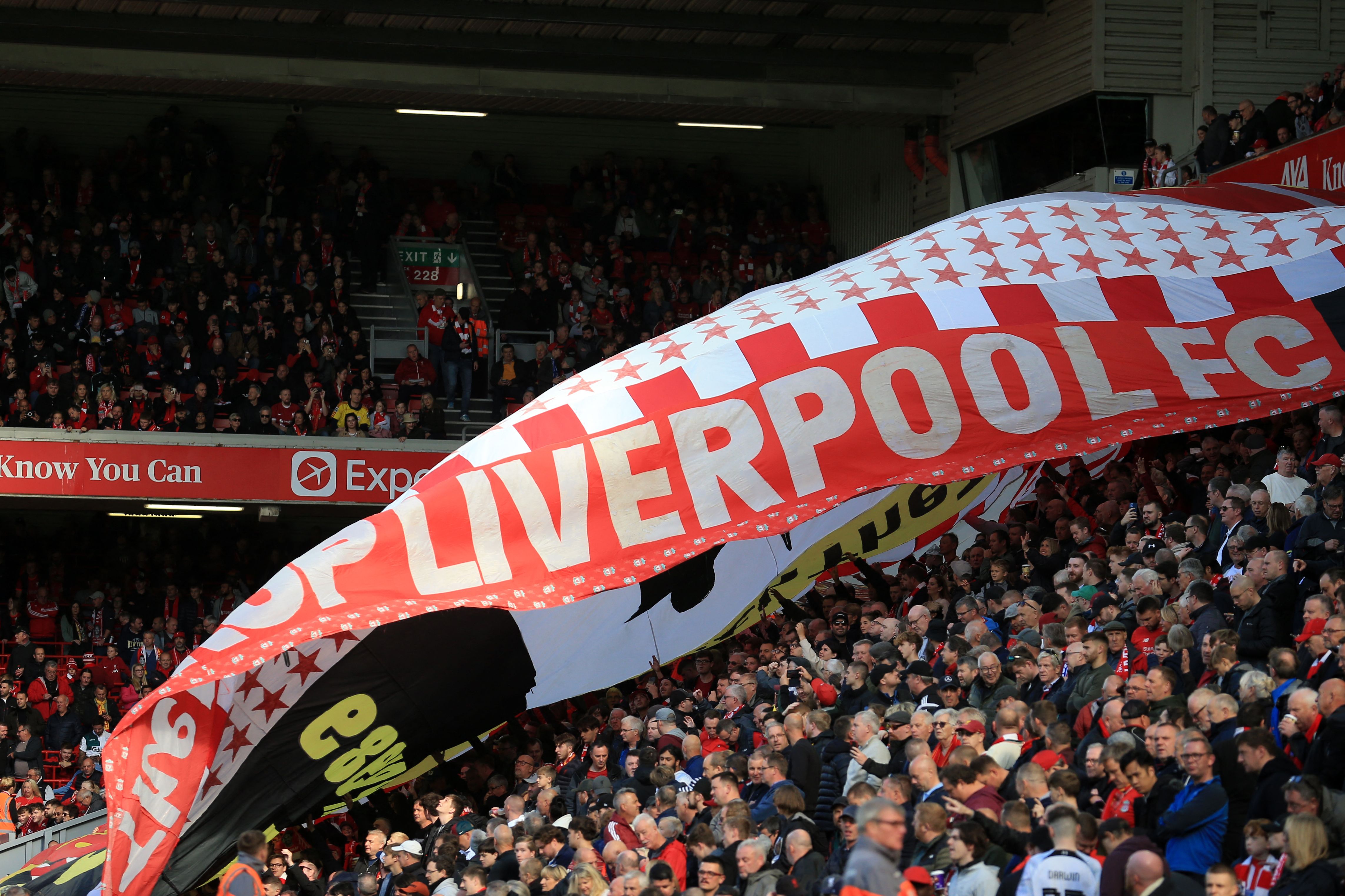 Para pendukung Liverpool membentangkan banner raksasa dalam laga kontra Brighton and Hove Albion di Anfield.