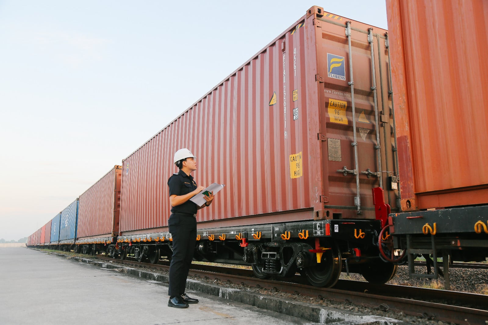 Petugas Bea Cukai melakukan pemeriksaan barang dalam kontainer yang akan diekspor.