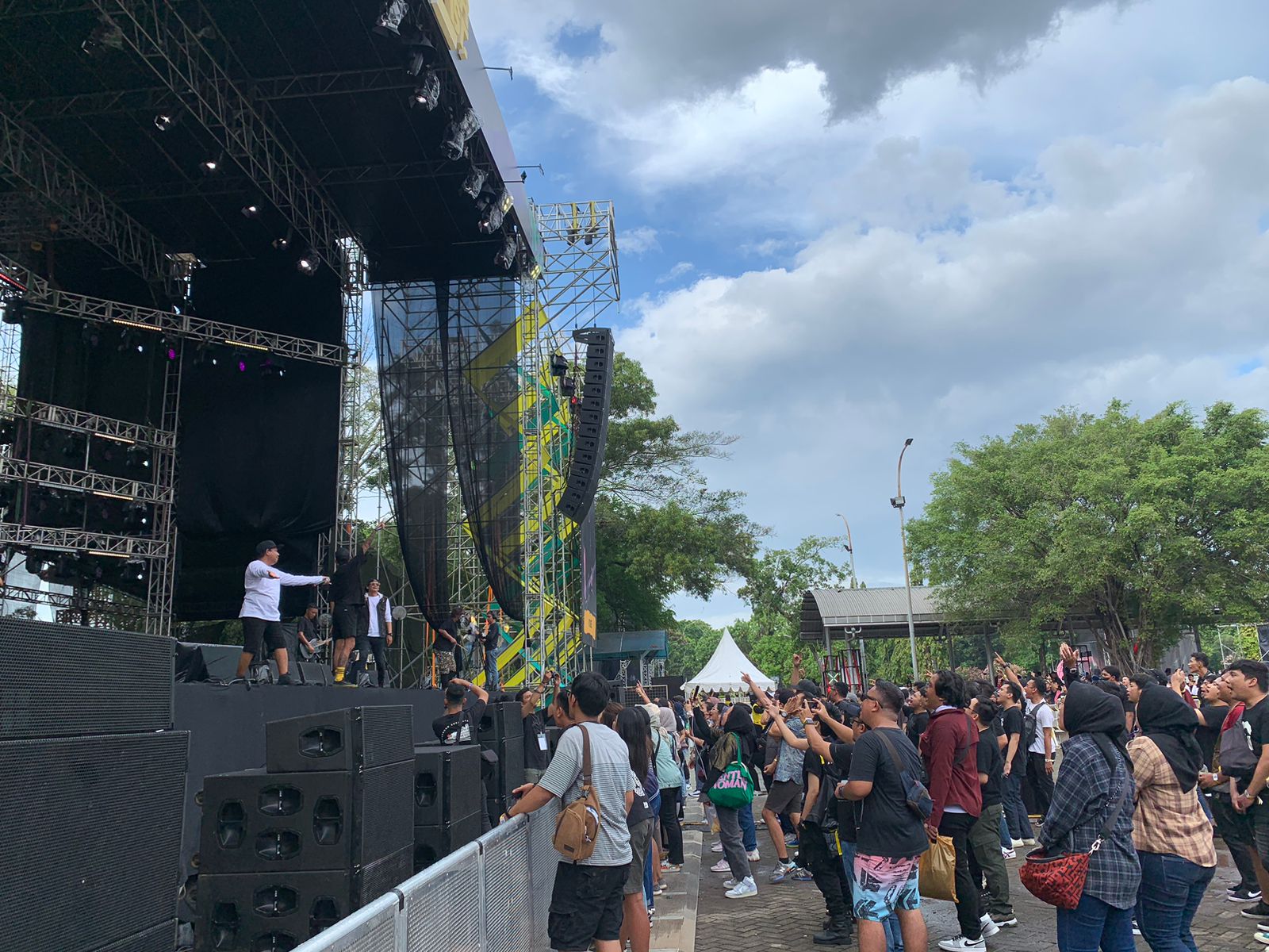 Band Kobe tampil di hari pertama EverBlast Festival, Jakarta, Sabtu (4/3/2023).