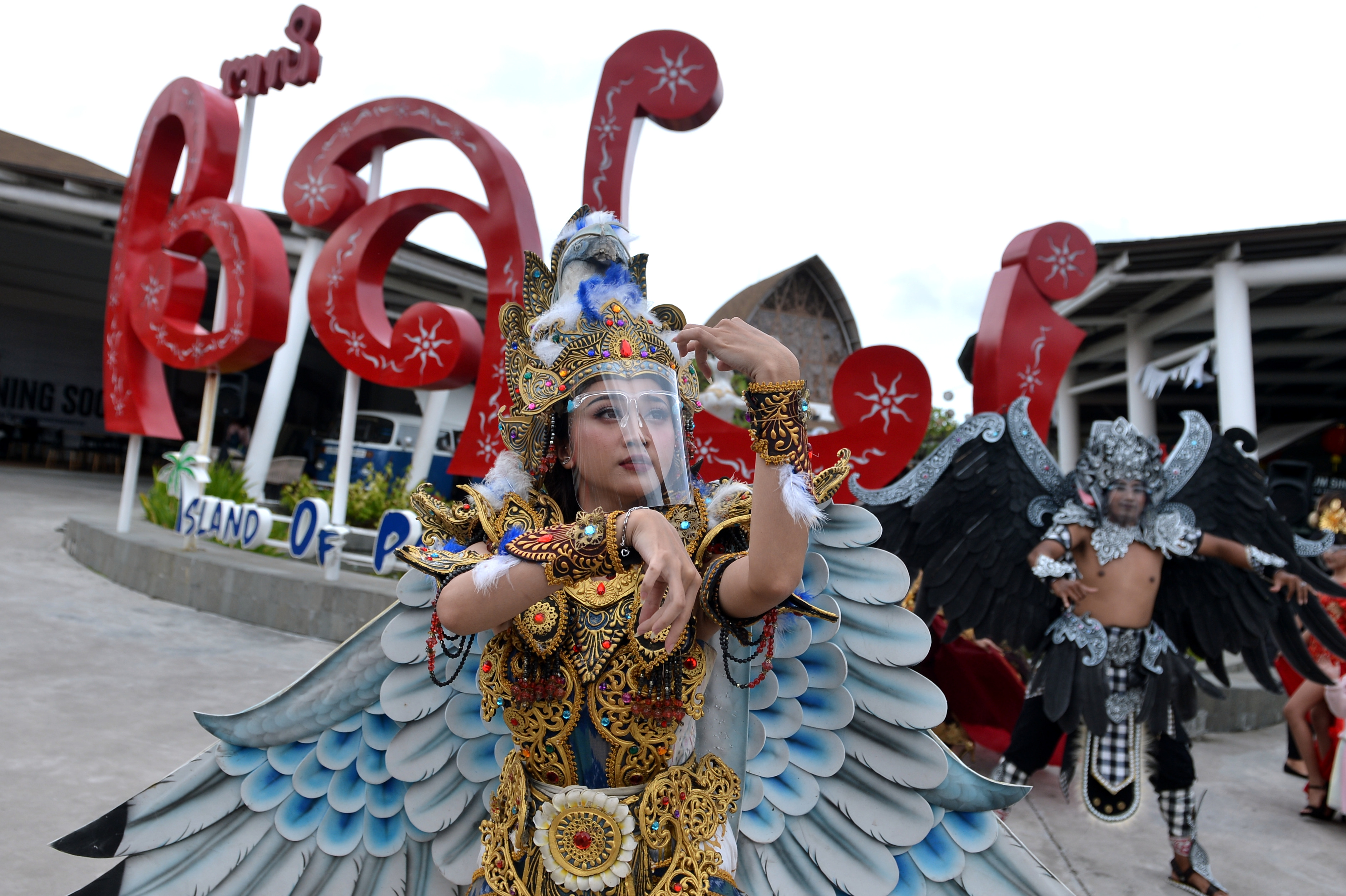 Model mengenakan kostum karnaval saat pementasan seni budaya dalam rangkaian kegiatan Bali Megibung Festival.