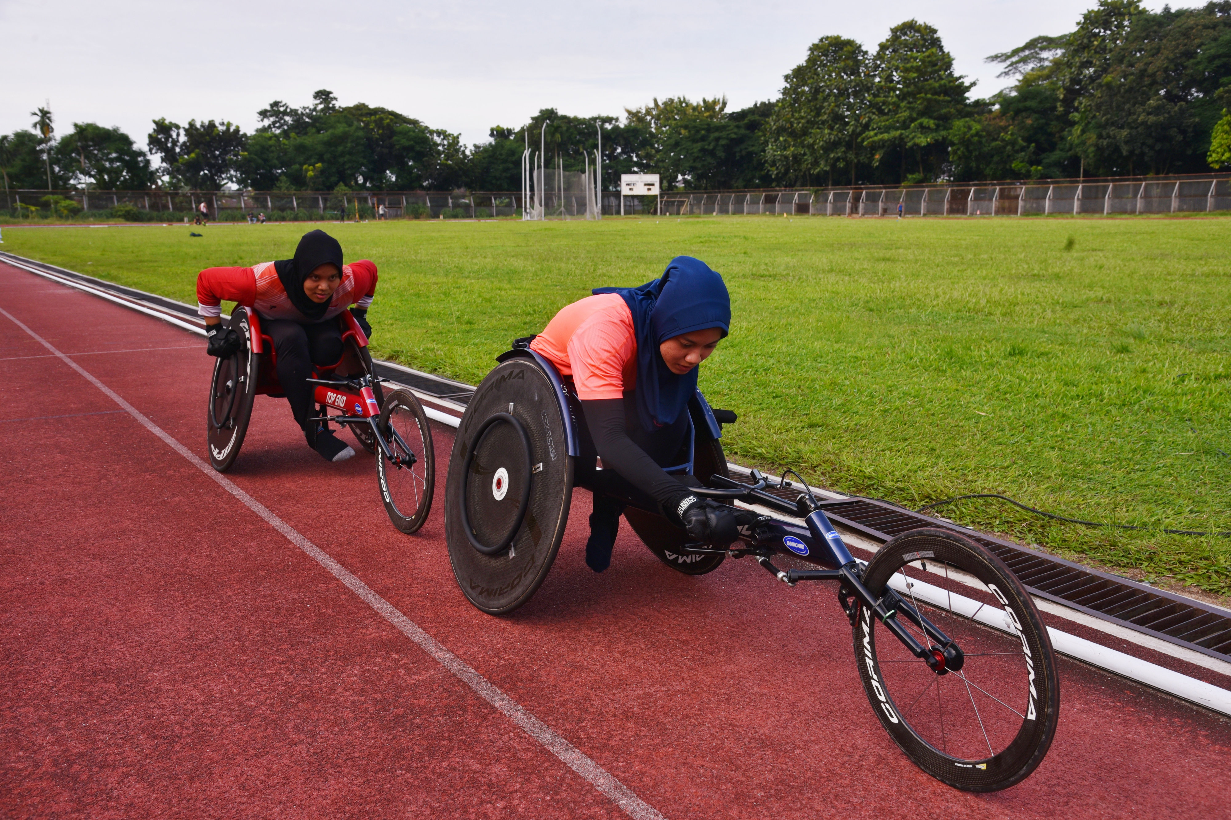 Sejumlah atlet berlatih di Stadion Unimed, Kota Medan, Sumatra Utara. Pemprov Sumut tengah bersiap membangun sport center.