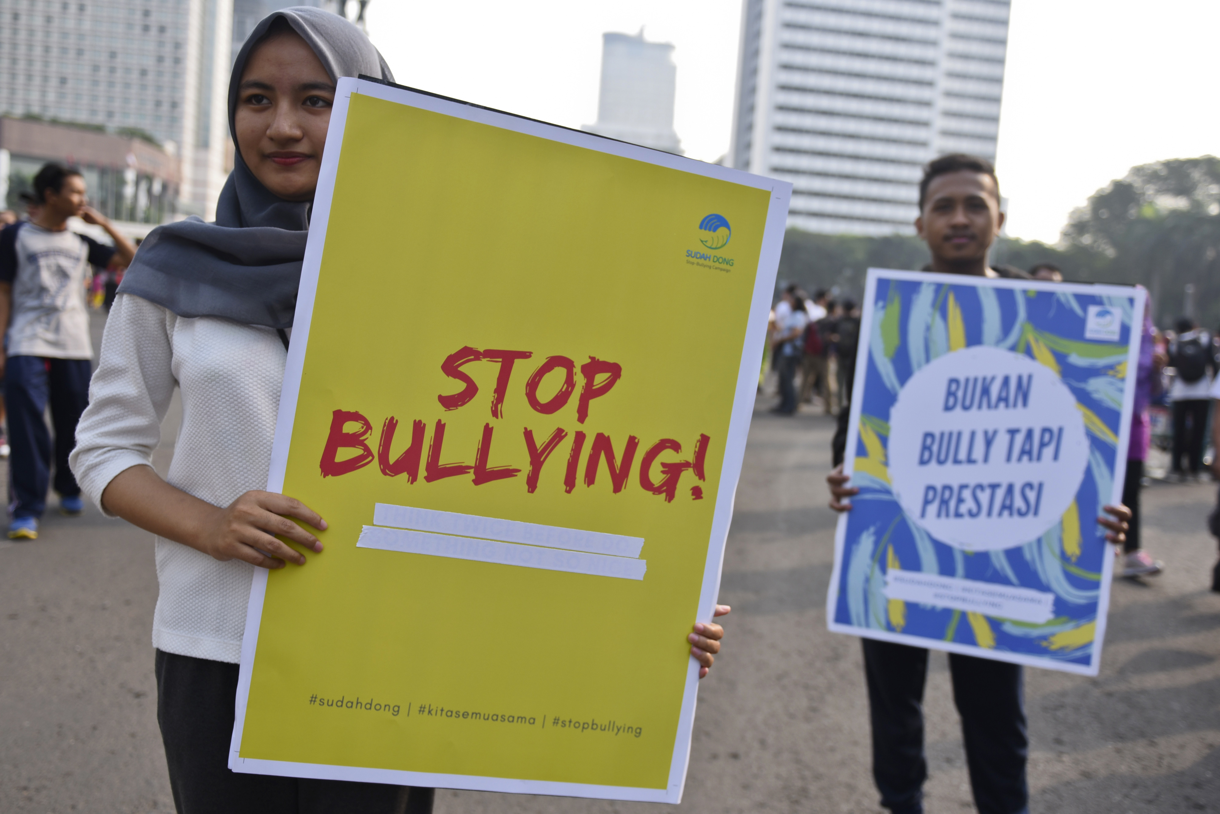 Sejumlah warga dari Komunitas Sudah Dong membentangkan poster-poster berisikan ajakan tidak melakukan perundungan.