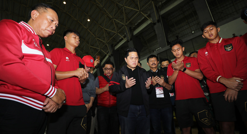Ketua Umum PSSI Erick Thohir (tengah) dan Wakil Ketua Umum PSSI Zainudin Amali