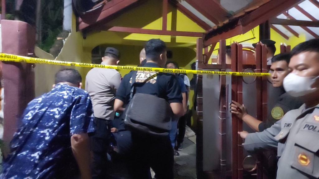 aris polisi terpasang di rumah yang diduga terdapat dua jasad wanita dicor di bawah tangga.