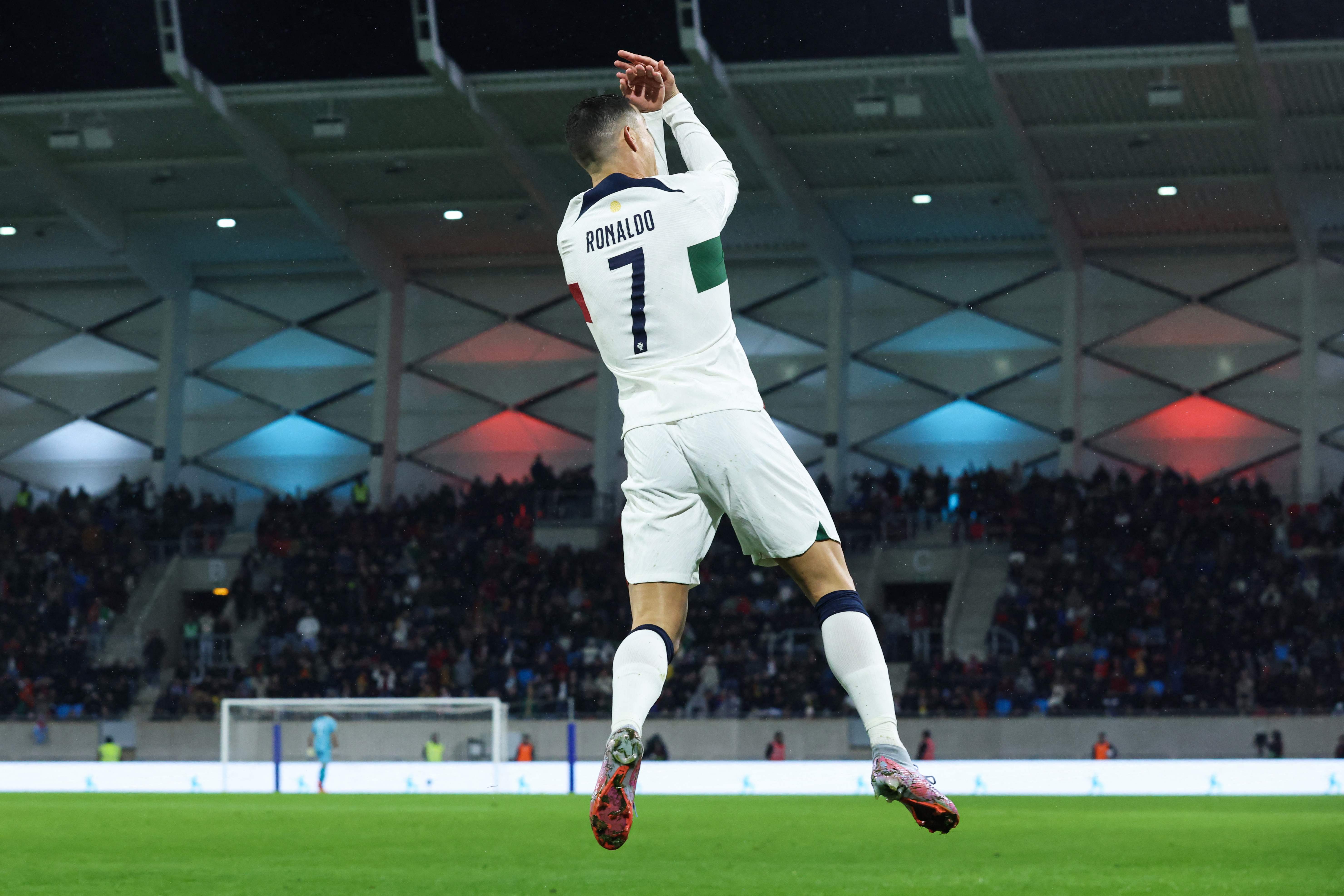 Penyerang Portugal Cristiano Ronaldo melakukan selebrasi usai mencetak gol ke gawang Luxemborug di laga kualifikasi Piala Eropa 2024.