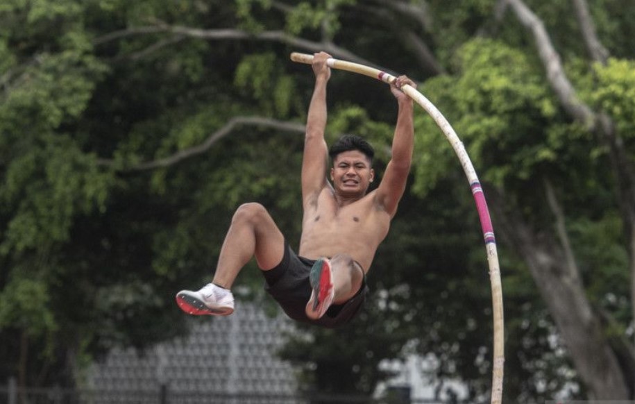 Atlet atletik nomor lompat galah Idan Fauzan Richsan mengikuti Pelatnas) SEA Games Kamboja 2023 di Lapangan Madya, GBK, Jakarta.