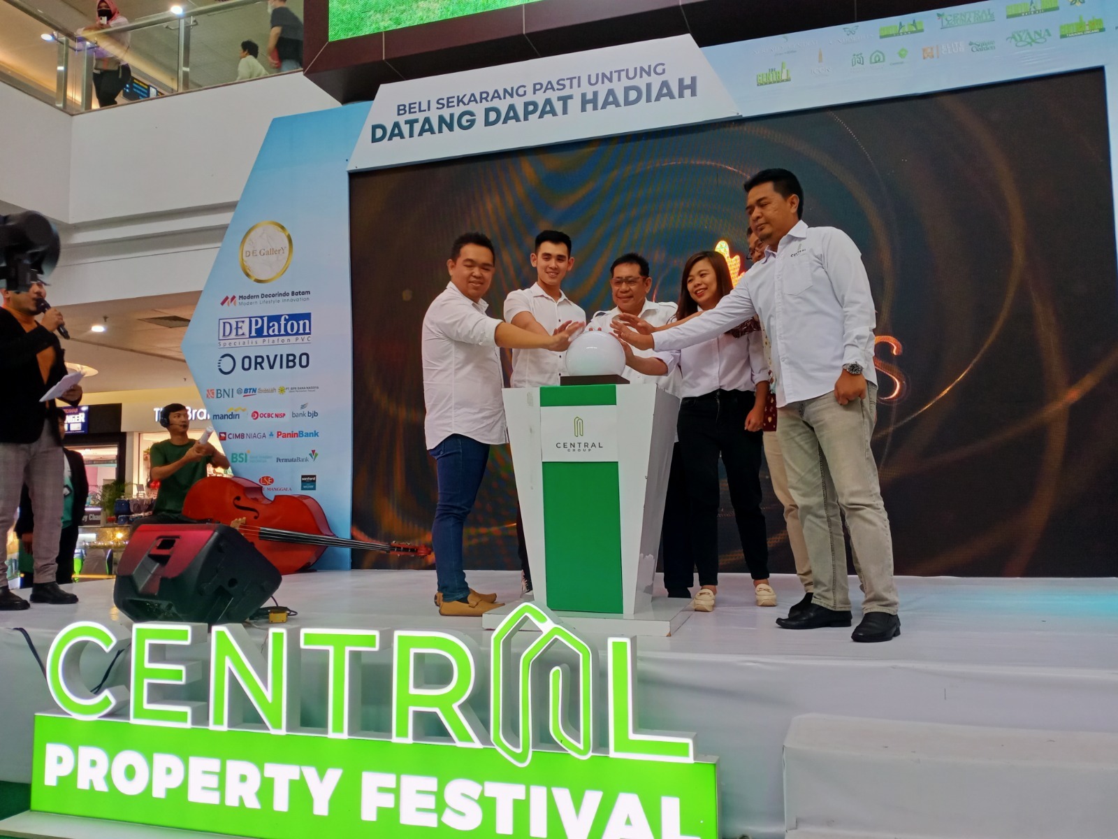 Board of Directors Central Group melakukan seremoni peluncuran klaster kelima Central Hills, Autumn Hills, di Batam, Sabtu (4/3).