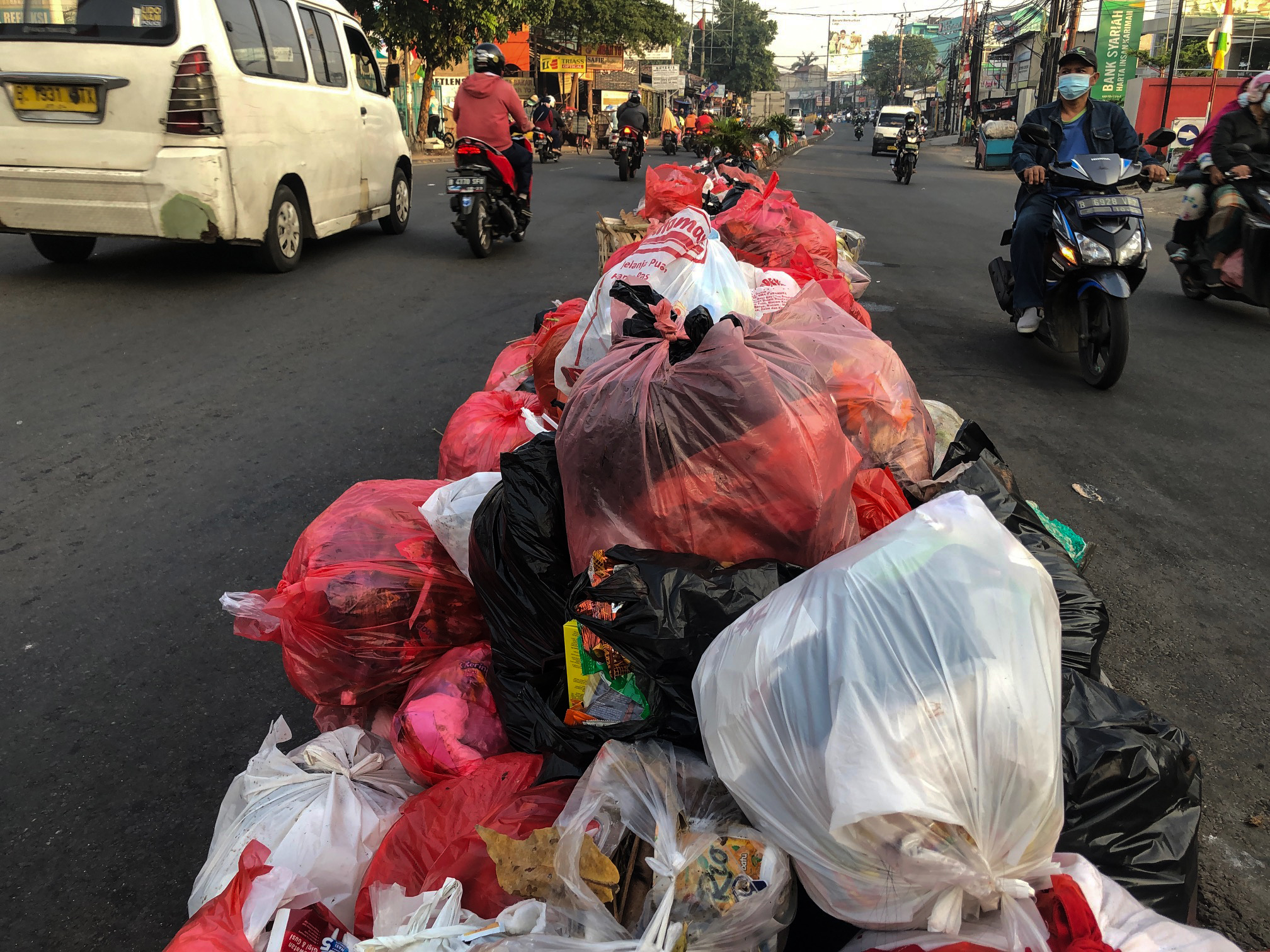 Ilustrasi tumpukan sampah di jalanan