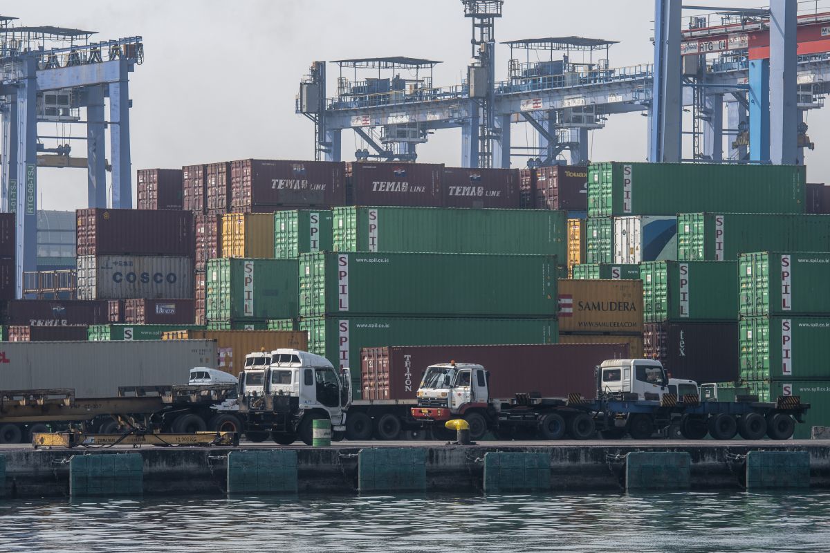 Pekerja melakukan aktivitas bongkar muat peti kemas di Terminal JICT, Tanjung Priok, Jakarta.