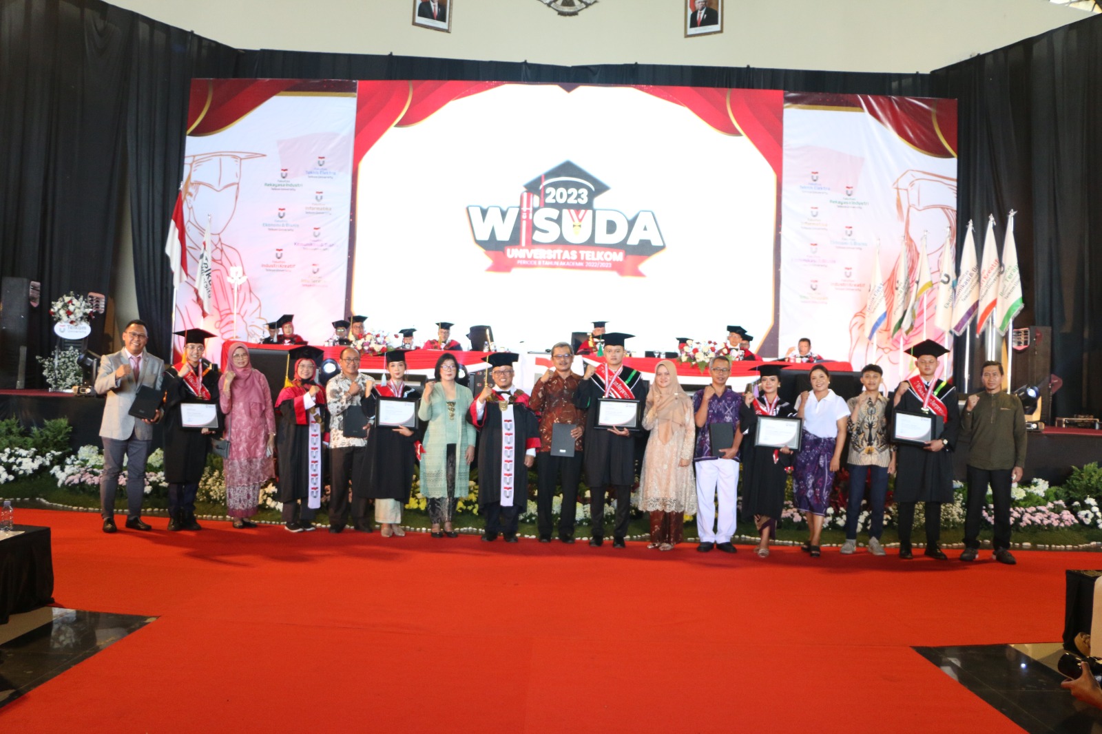 Rektor dan Pimpinan  Telkom University berfoto bersama lulusan terbaik 