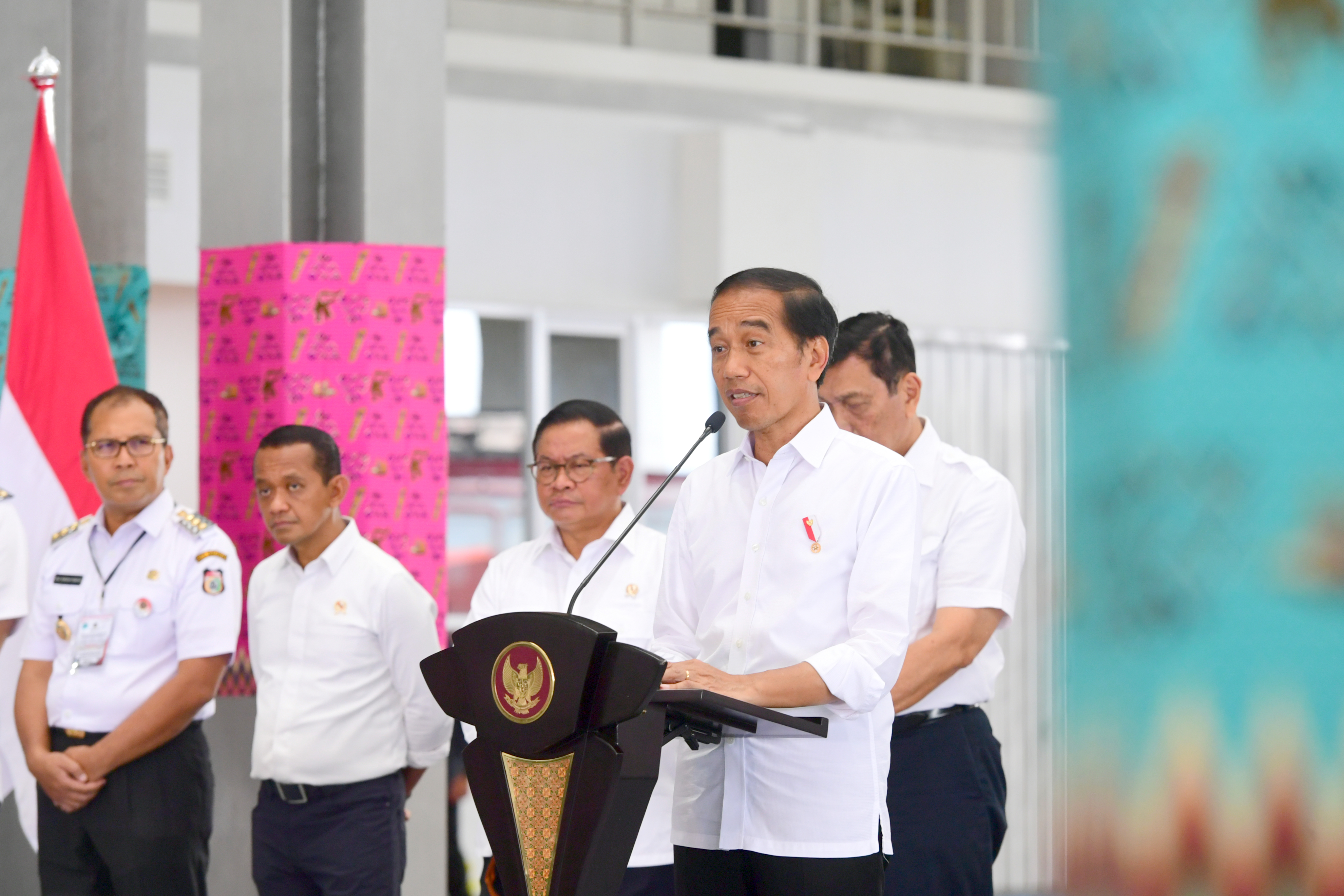 Presiden Joko Widodo meresmikan pengoperasian jalur kereta api lintas Makassar-Parepare antar Maros-Barru dan Depo Kereta Api Maros