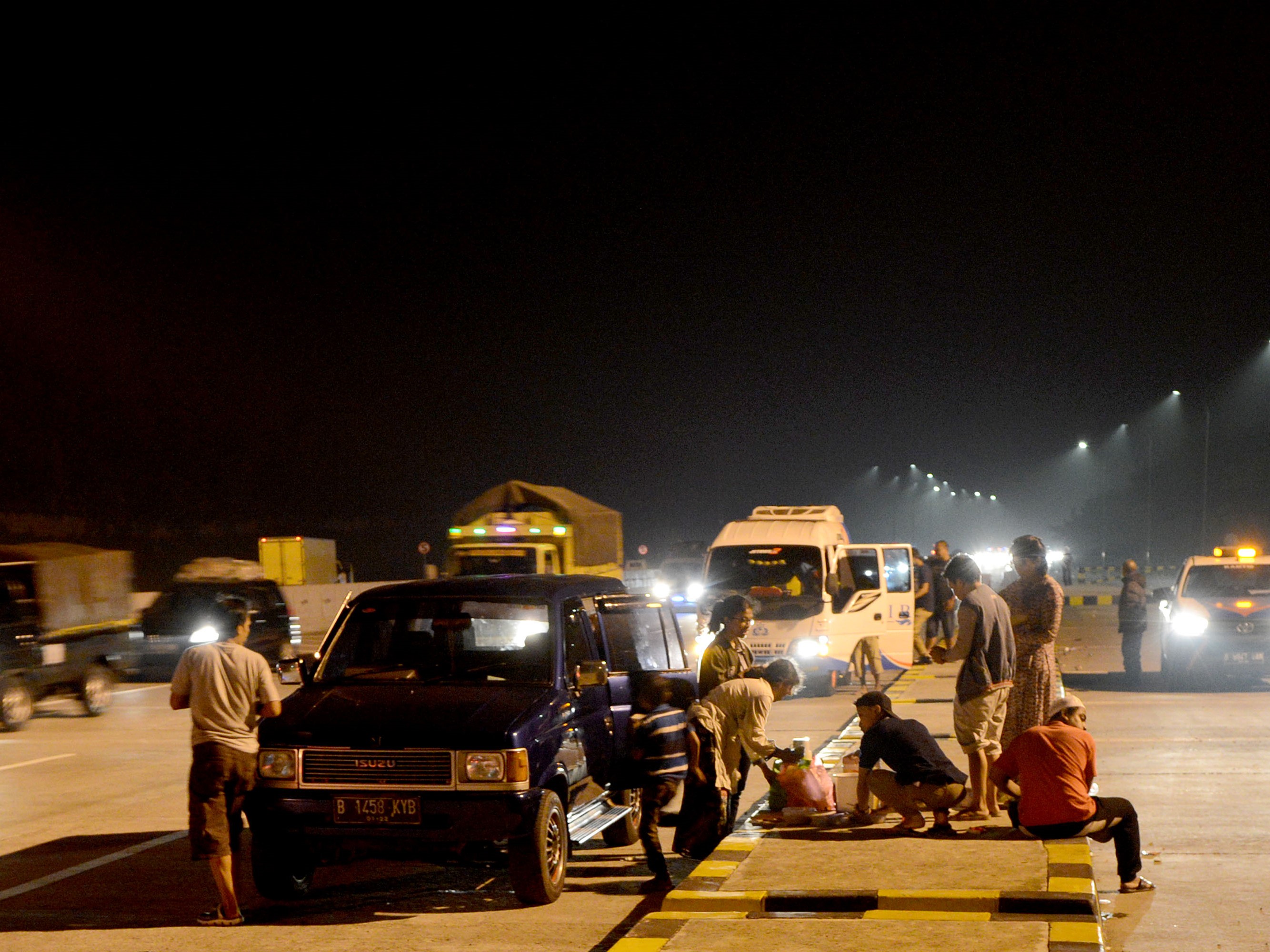 Pemudik makan sahur di gerbang Cikopo, Purwakarta, Jawa Barat, beberapa waktu lalu.