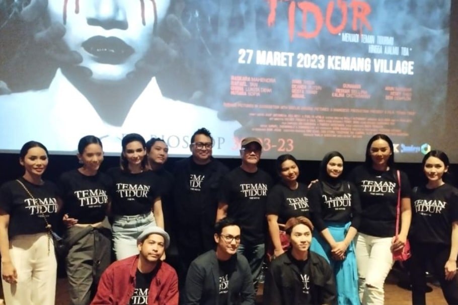 Para pemain dan tim produksi film Teman Tidur saat konferensi pers di Jakarta, Senin (27/3)