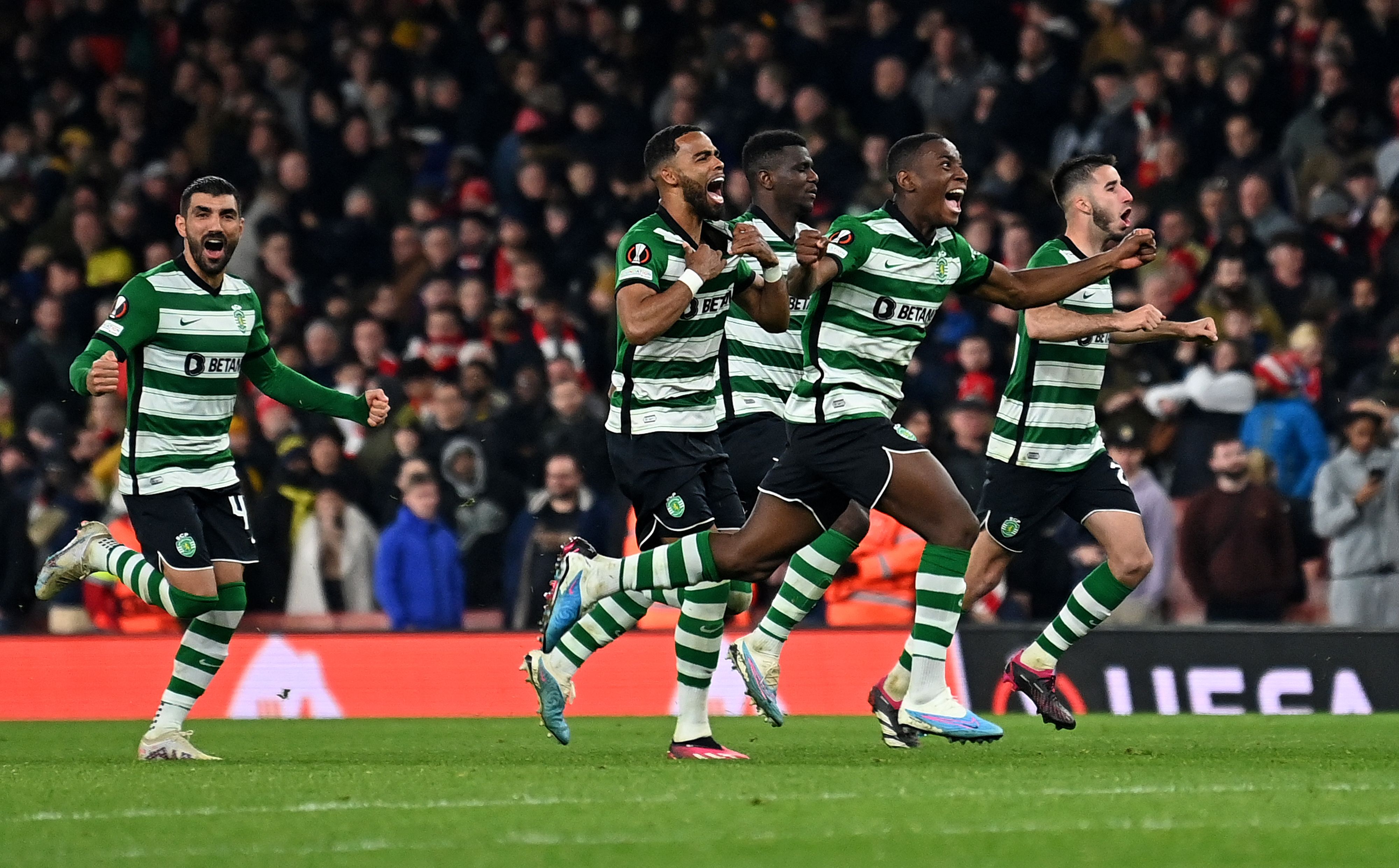 Para pemain Sporting Lisbon melakukan selebrasi usai memenangkan adu penalti atas Arsenal di laga Liga Europa.