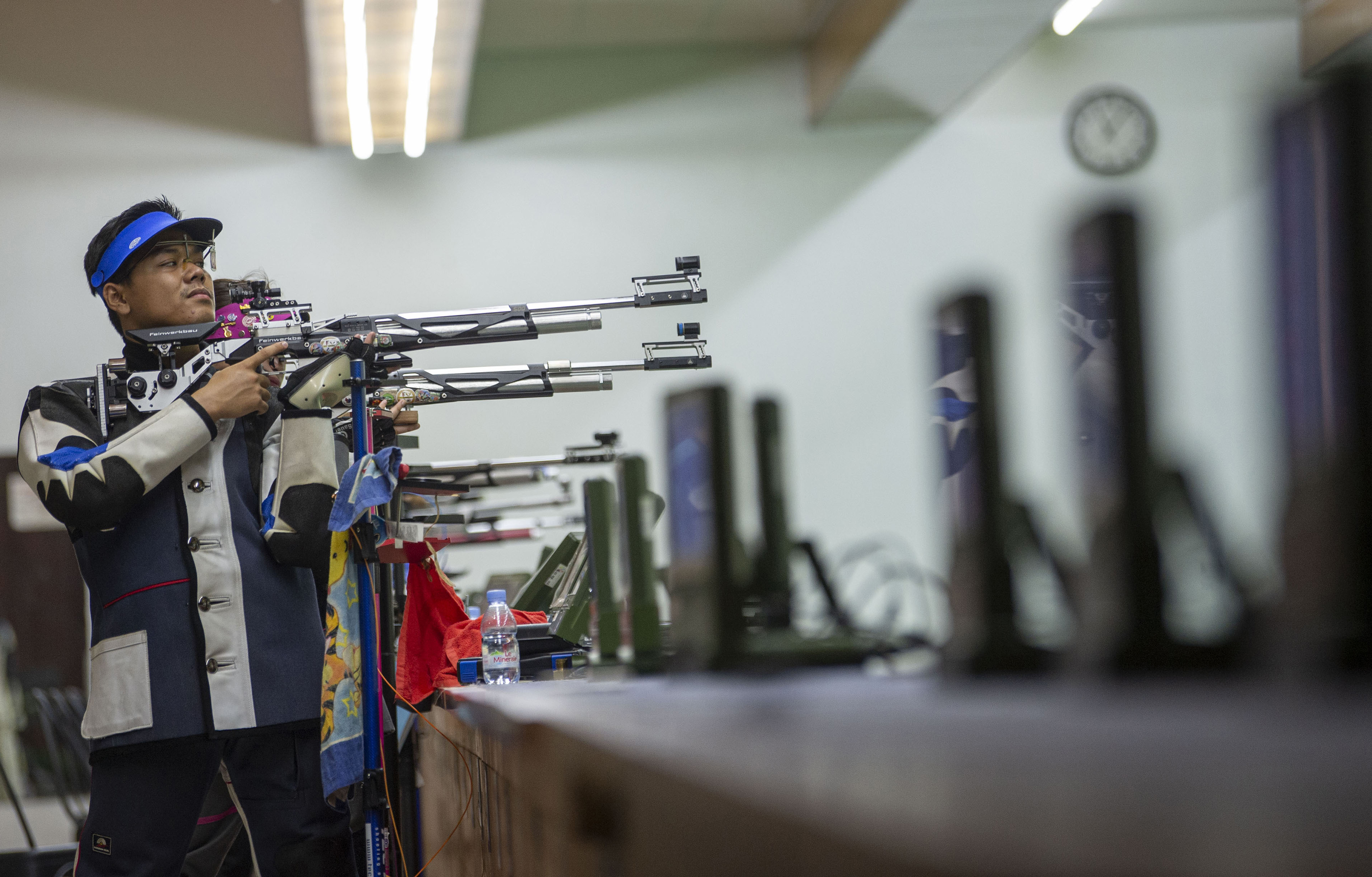 Penembak Indonesia Davin Rasyid Wibowo berlatih di Lapangan Tembak Senayan, Jakarta, Jumat (12/6/2020).