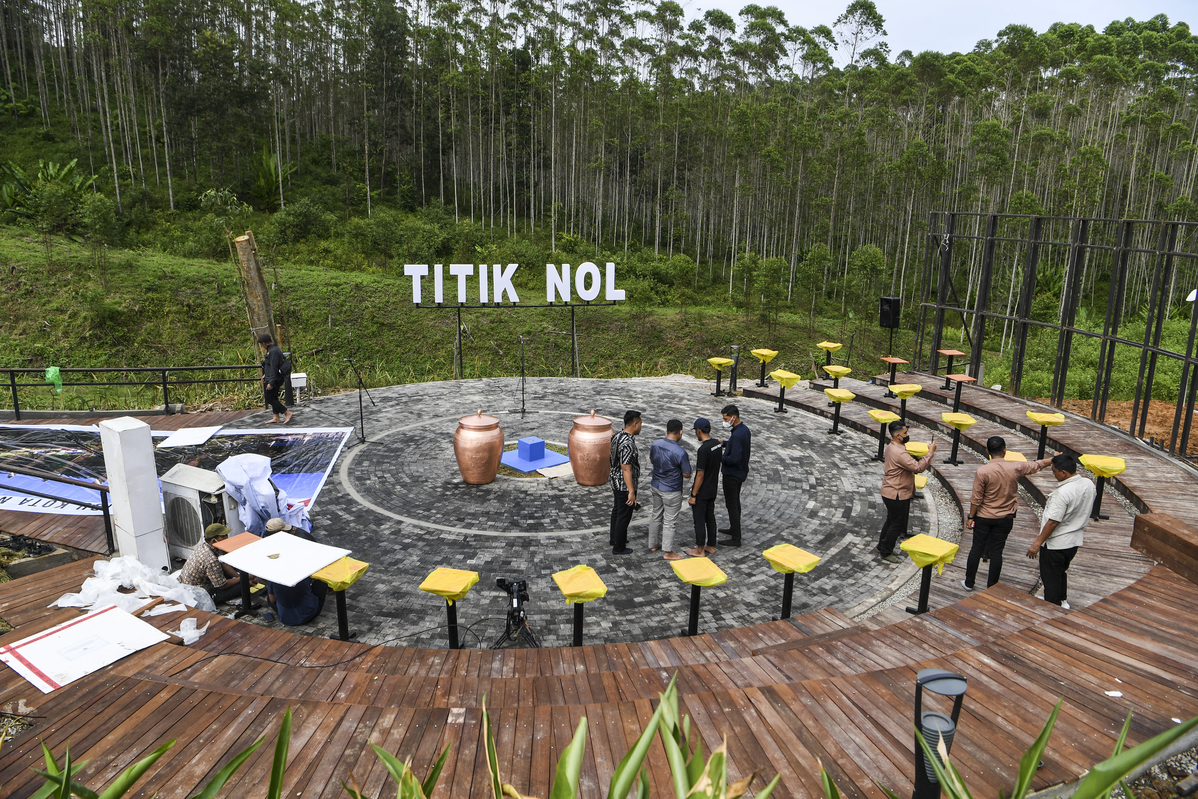 Pekerja menyelesaikan pekerjaan persiapan jelang seremoni ritual Kendi Nusantara di titik nol Ibu Kota Negara (IKN) Nusantara.