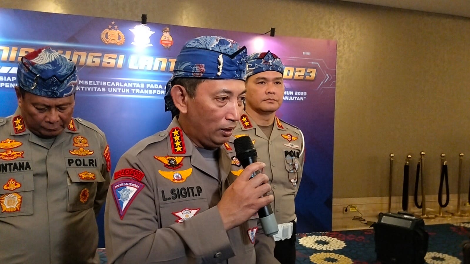 Kapolri Jenderal Listyo Sigit Prabowo pada peluncuran  Aplikasi Elektronik Samsat Digital Nasional (e-Signal) di Bandung