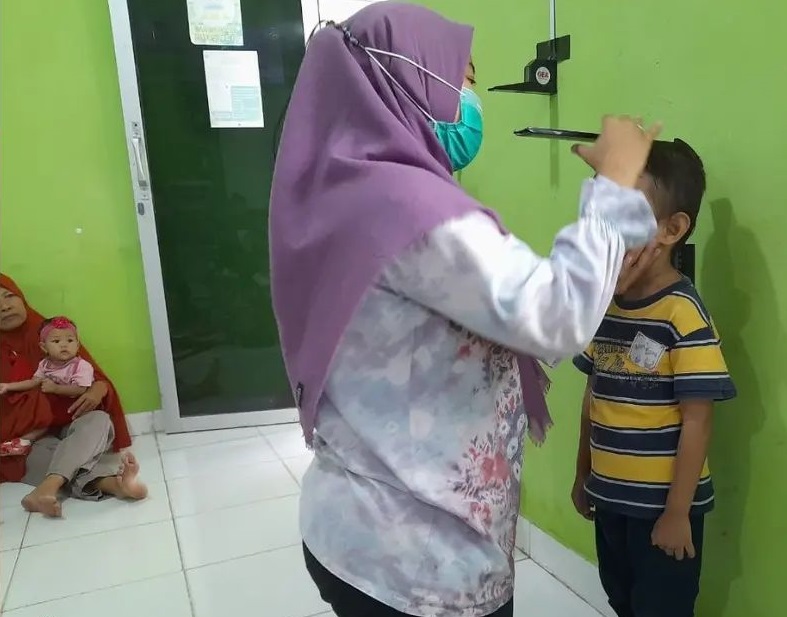 Pemeriksaan anak di Posyandu