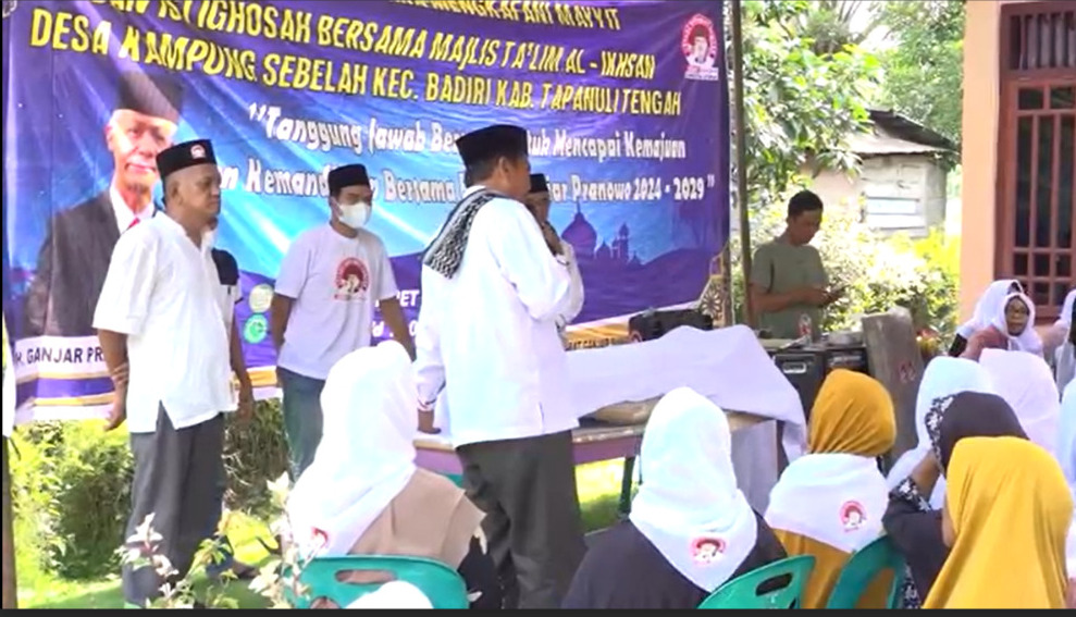 Pletihan mengafani jenazah bagi majelis taklim di Kampung Sebelah, Kelurahan Hutabalang, Kecamatan Badiri, Kabupaten Tapanuli Tengah, Sumut 