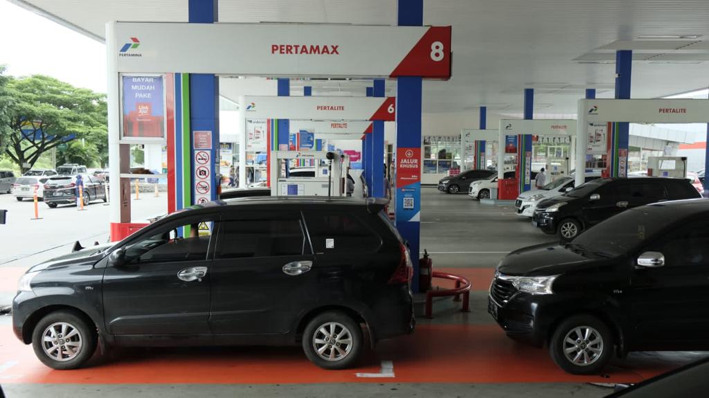 Sejumlah kendaraan antre mengisi bahan bakar minyak.