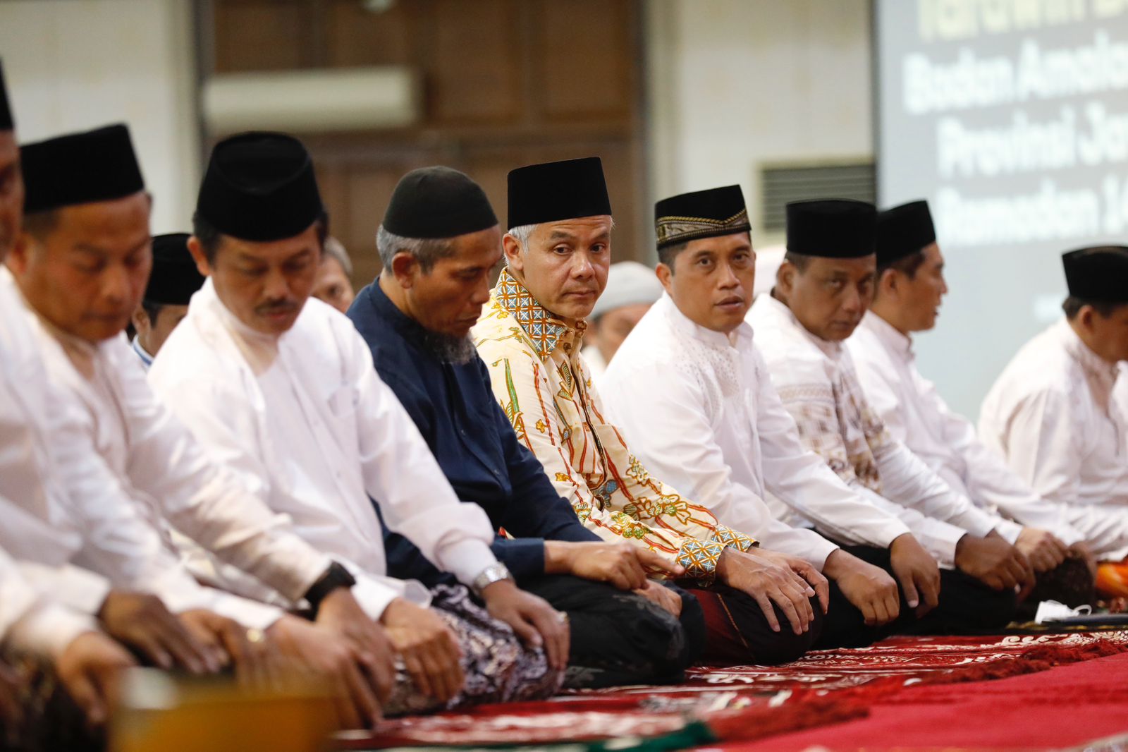 Gubernur Jawa Tengah Ganjar Pranowo saat mengikuti kegiatan Tarawih Keliling di Semarang, Jateng