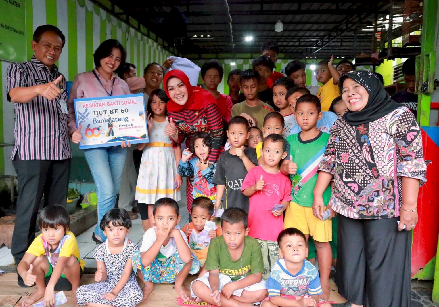 Bupati Klaten, Jawa Tengah, Sri Mulyani bersama anak-anak panti asuhan