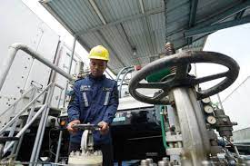 Petugas di PLTG Sambera