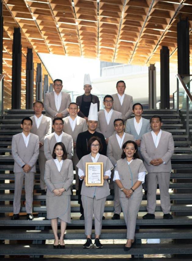 Manajemen The Gaia Hotel Bandung bersama sertifikat i ISO 22000 