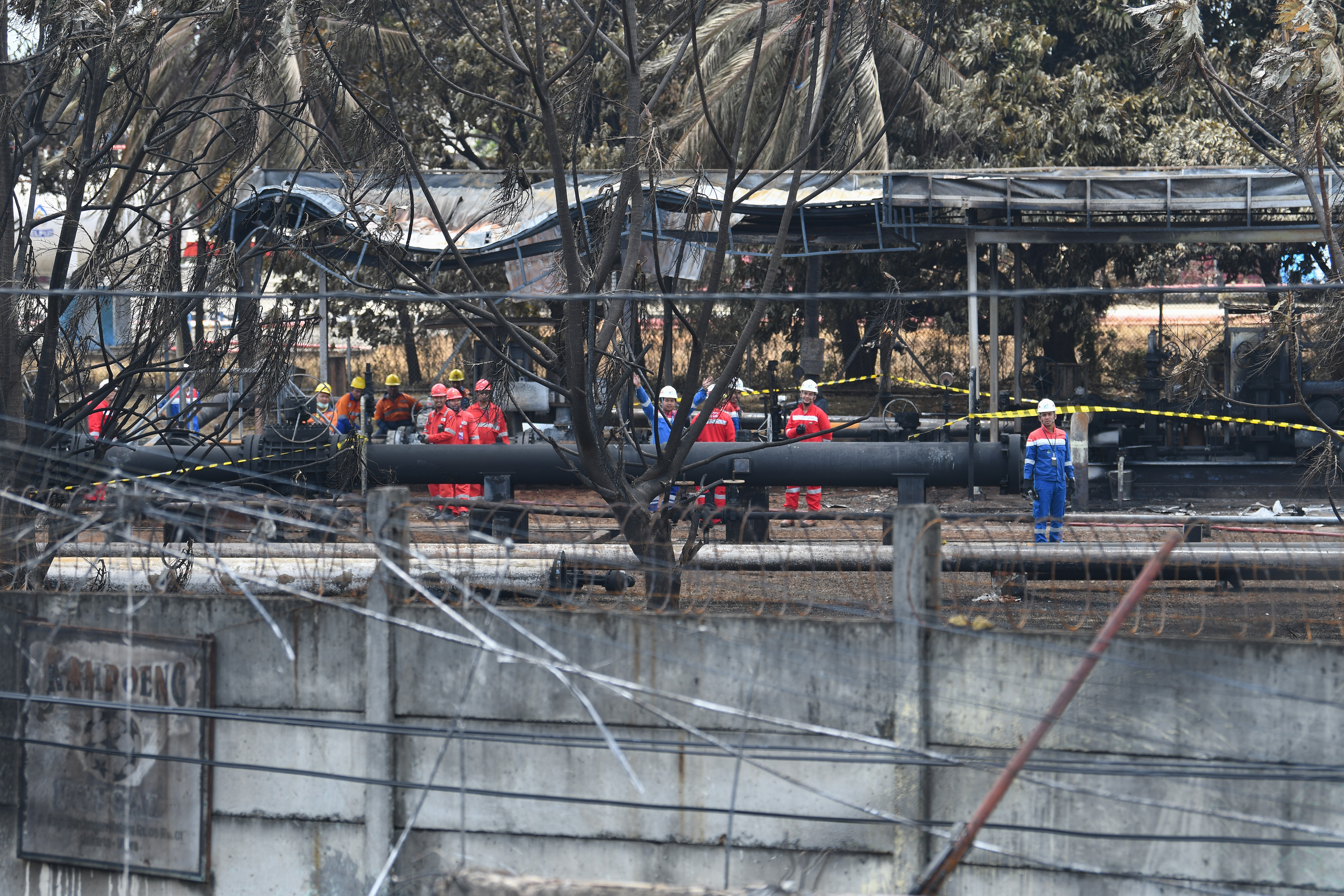 Sejumlah petugas berada di lokasi kebakaran Depo Pertamina Plumpang, Jakarta Utara, Jakarta, Senin (6/3).