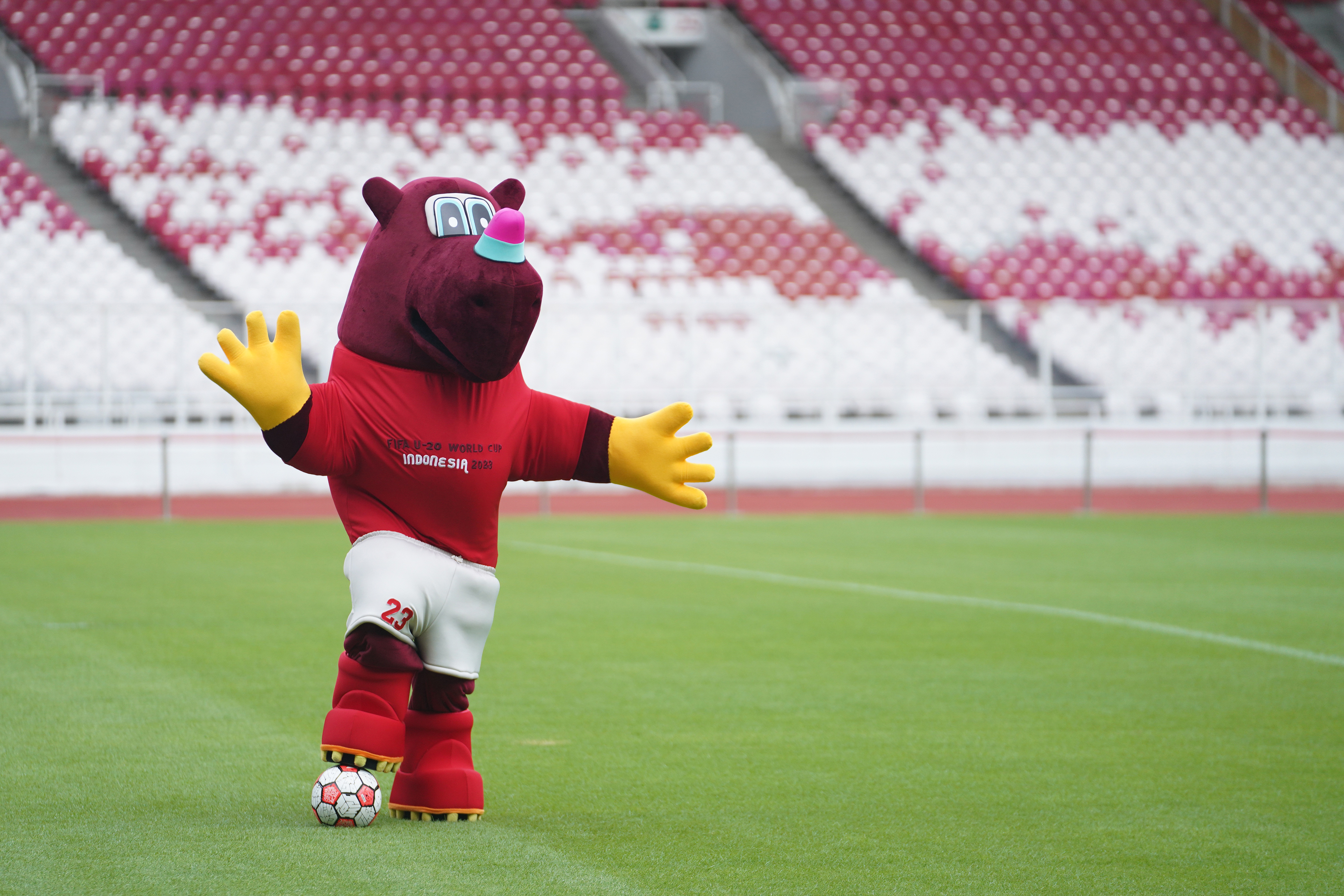  Bacuya, maskot Piala Dunia U-20 Indonesia 2023 yang terinspirasi dari hewan badak bercula satu di Stadion Utama Gelora Bung Karno, Senayan.