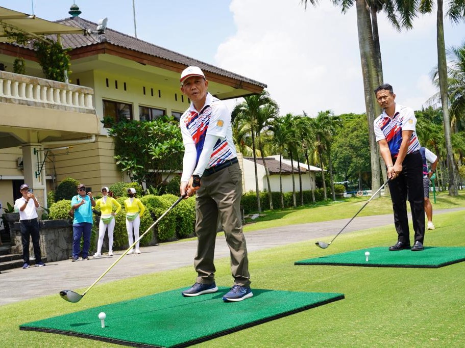 Pemukulan bola asap oleh Asmat Amin selaku tokoh perumahan rakyat dan Agus Tri selaku ketua panitia.