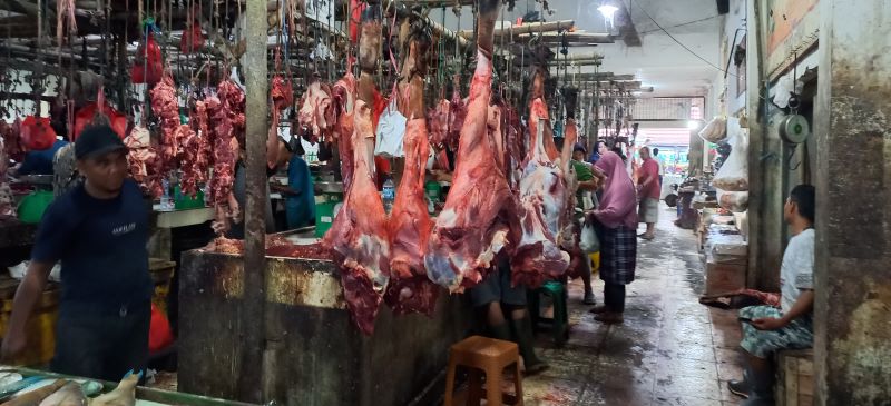 Para pedagang menjajakkan daging sapi di Pasar Kite, Sungailiat, Bangka Belitung