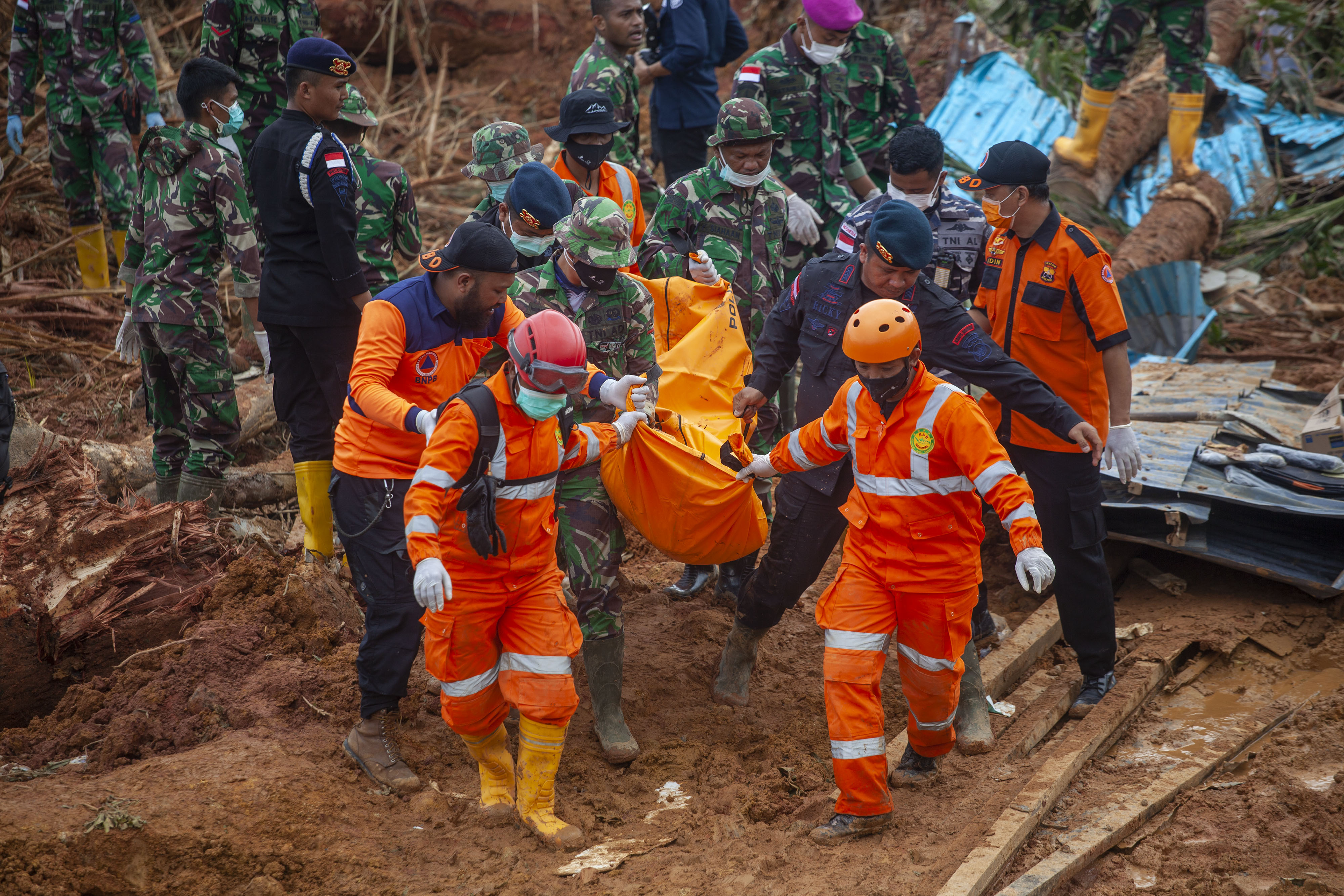 Sejumlah petugas SAR gabungan melakukan proses evakuasi jenazah korban tertimpa longsor di Kampung Molon, Kepulauan Riau, Kamis (9/3/2023)