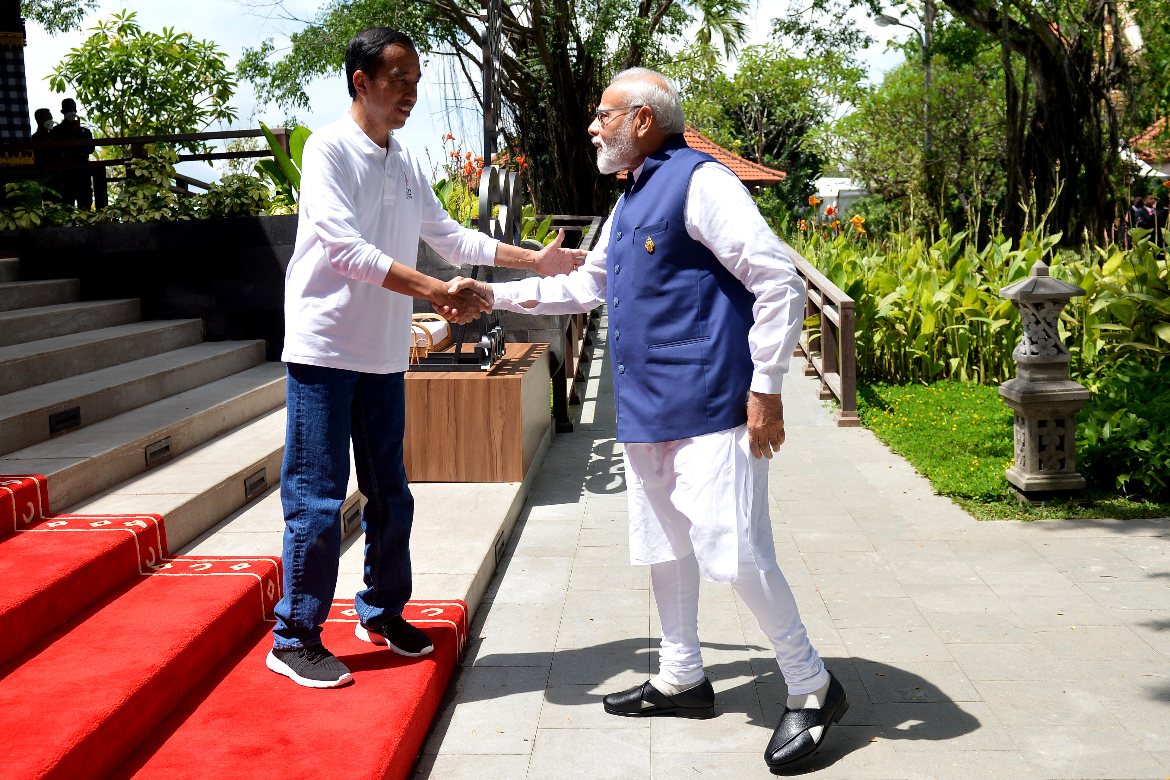 Presiden Joko Widodo (kiri) berjabat tangan dengan Perdana Menteri India Narendra Damodardas Modi.