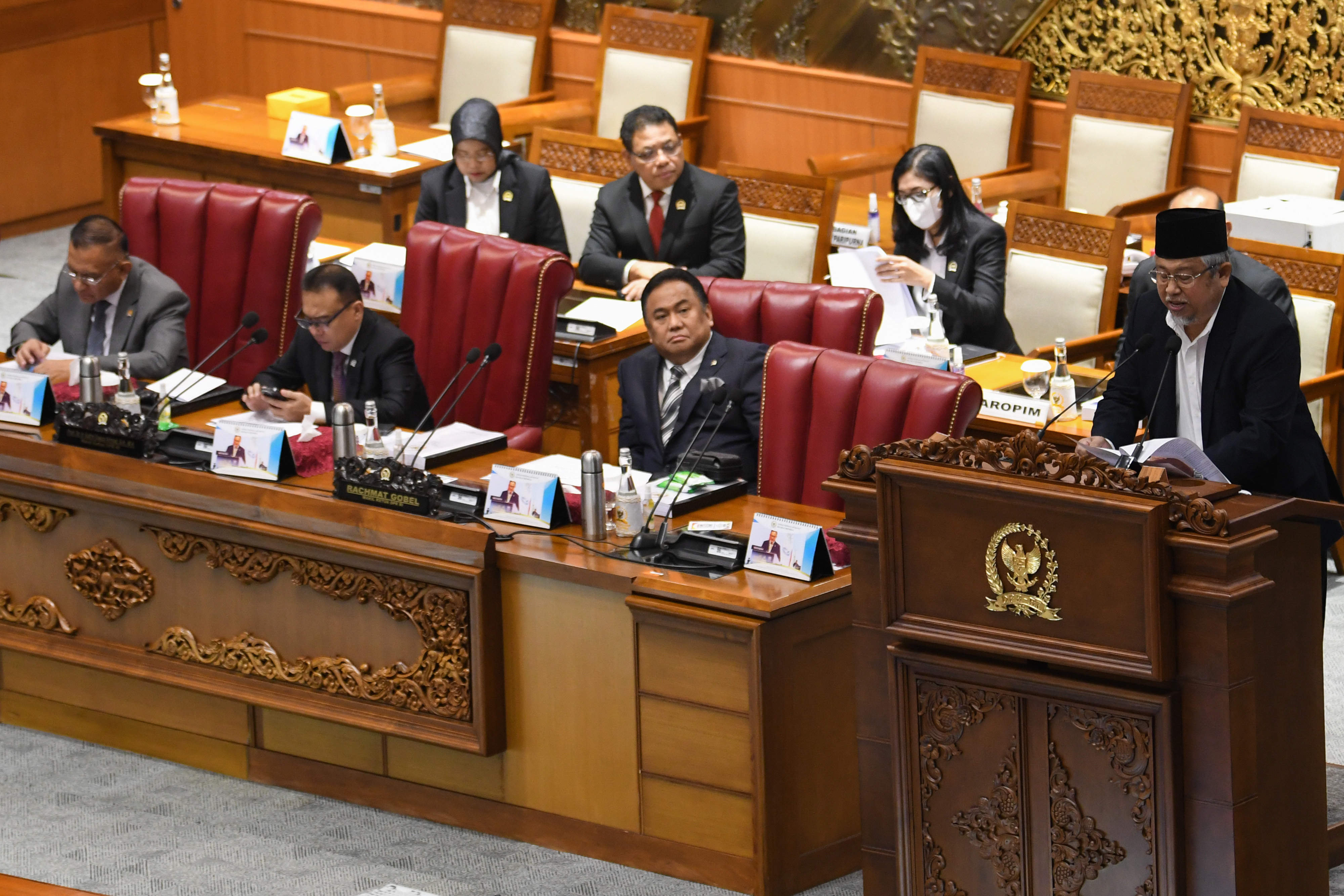 Juru bicara Fraksi PKS Ansory Siregar (kanan) menyampaikan pandangan fraksinya terkait RUU Kesehatan di Senayan, Jakarta, Selasa (14/2/2023)