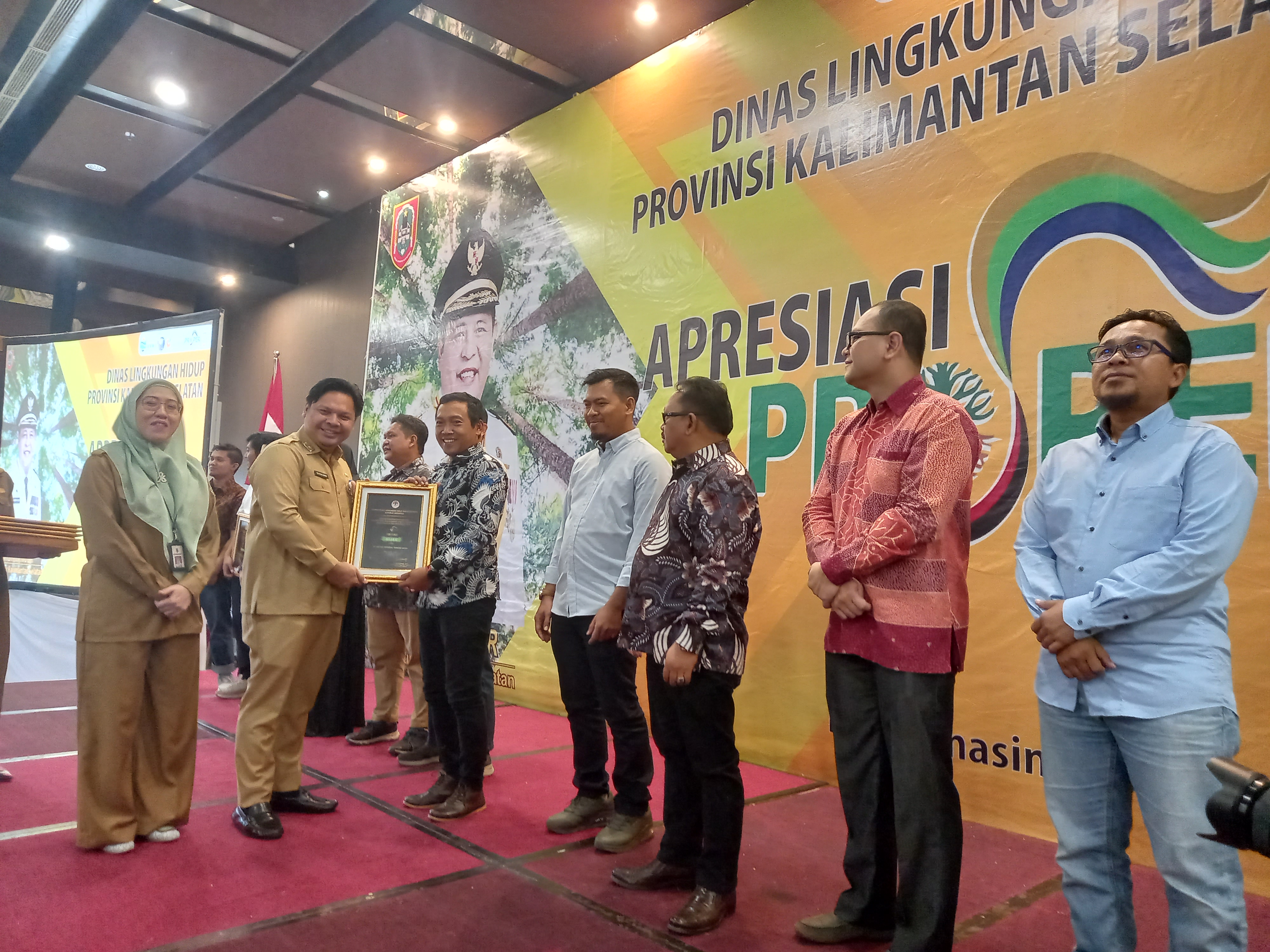 Sekretaris Daerah Kalsel Roy Rizali Anwar dan Kepala Dinas Lingkungan Hidup Hanifah Dwi Nirwana menyerahkan Properda kepada perusahaan. 