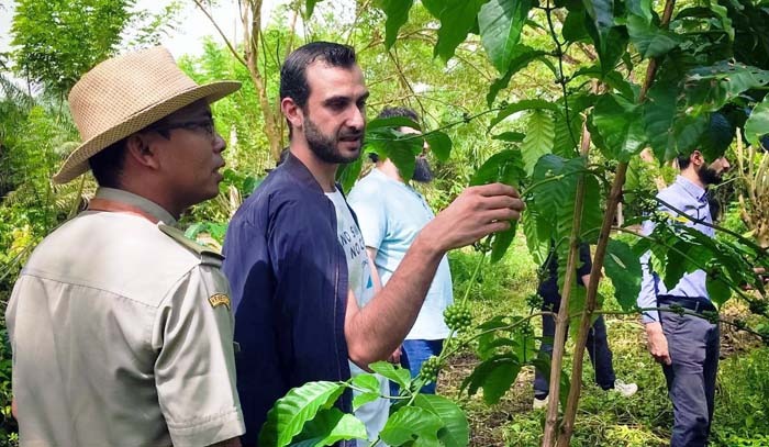 Dwi Kurniawan, founder Biji Kopi Borneo Banjarbaru mengajak investor ke TeFa SMK-PPN Banjarbaru, Kalsel.