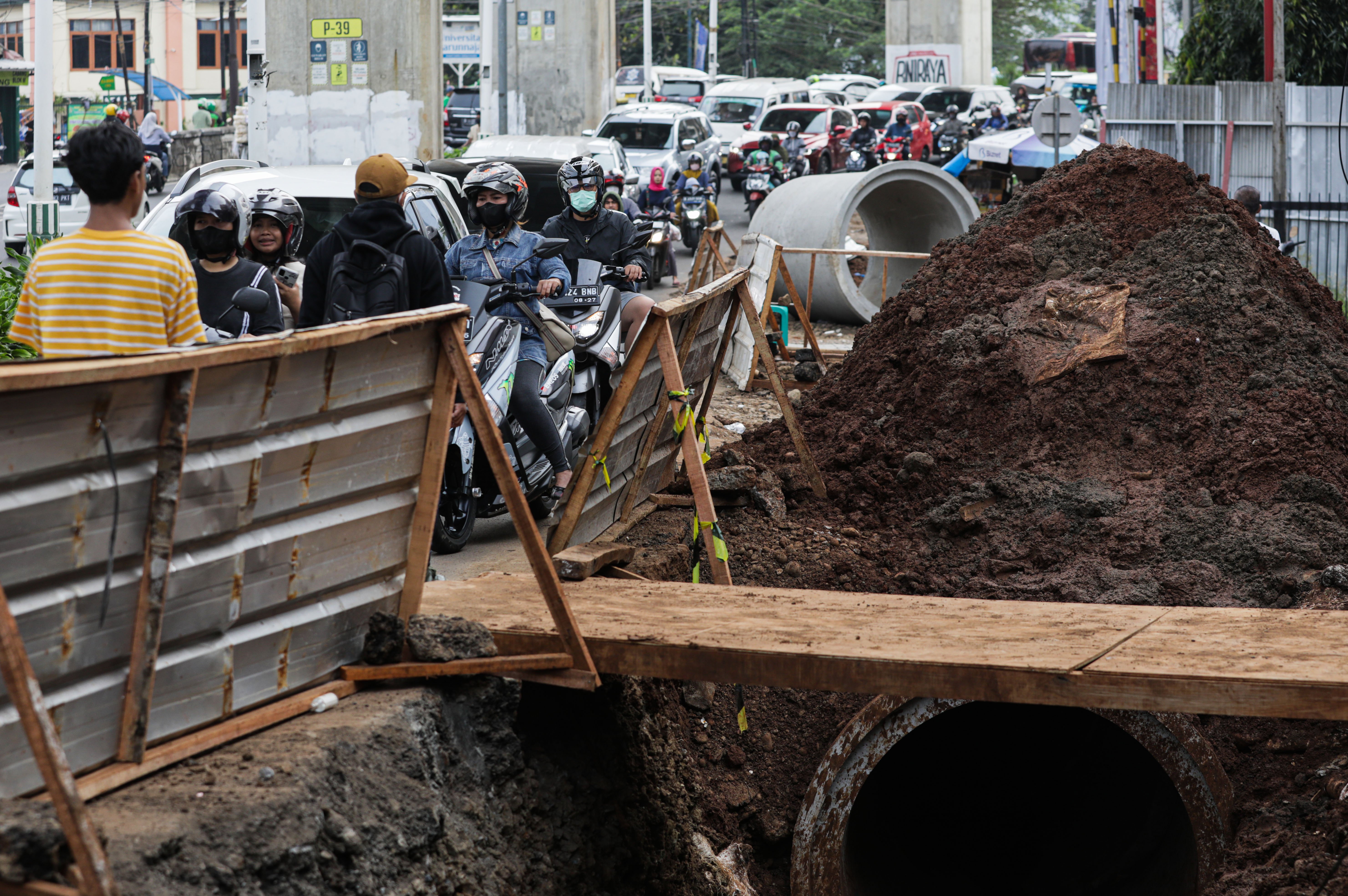 Proyek galian pemasangan jaringan utilitas di Cipulir, Jakarta Selatan
