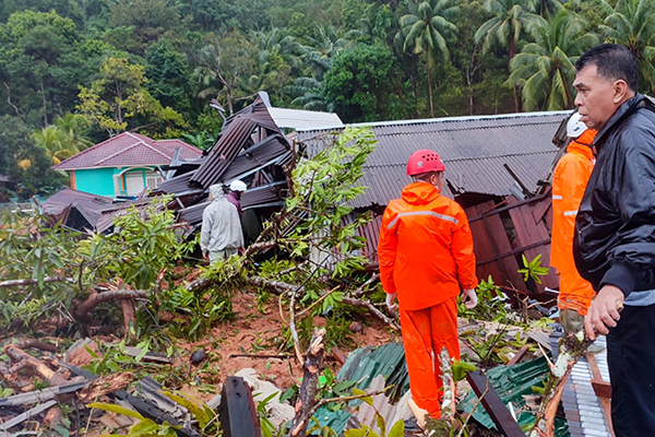 Sejumlah rumah roboh akibat longsor di Serasan, Natuna, Kepulauan Riau.