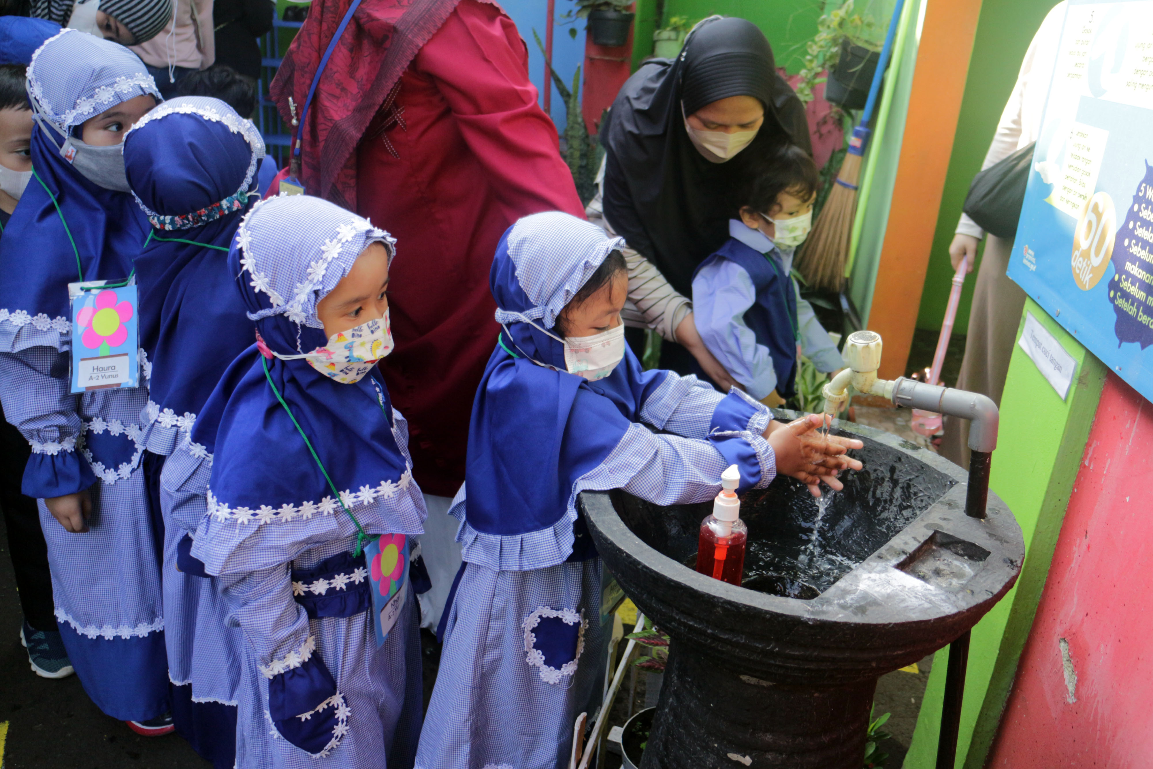 Siswa mencuci tangan saat hari pertama masuk sekolah di Taman Kanak-kanan Islam Terpadu Al-Fatah, Depok,  Senin (18/7/2022)